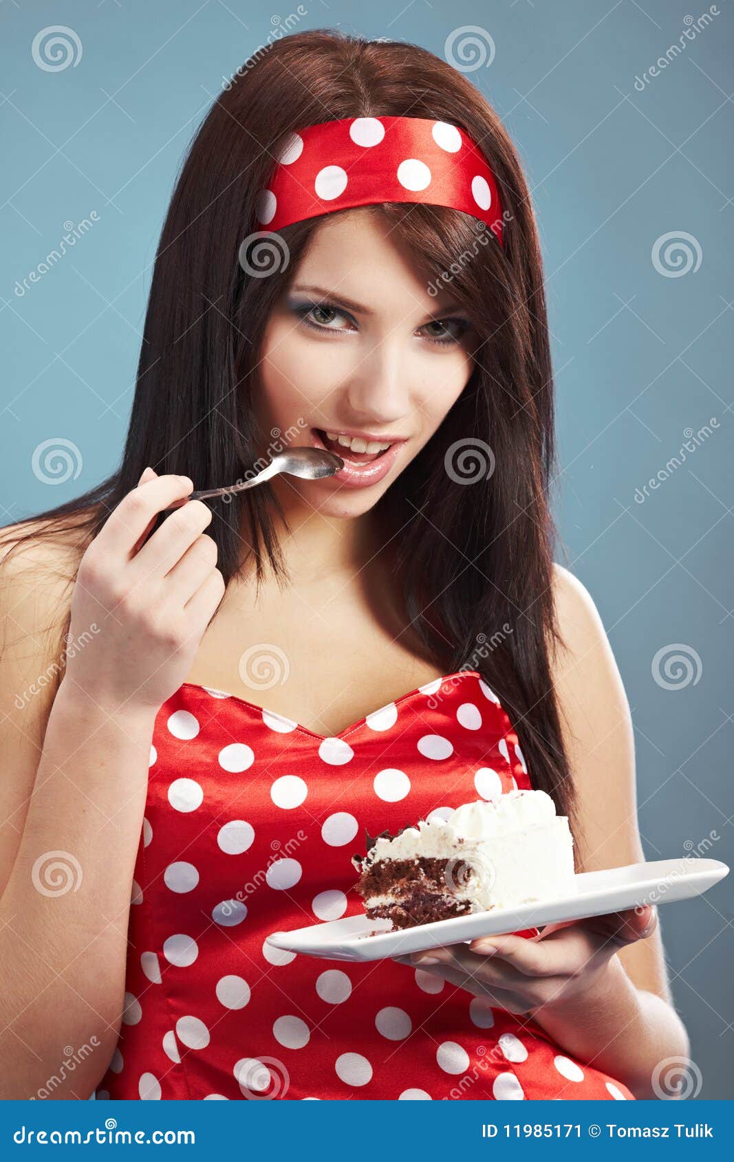 Девушка лицом в торт штырь