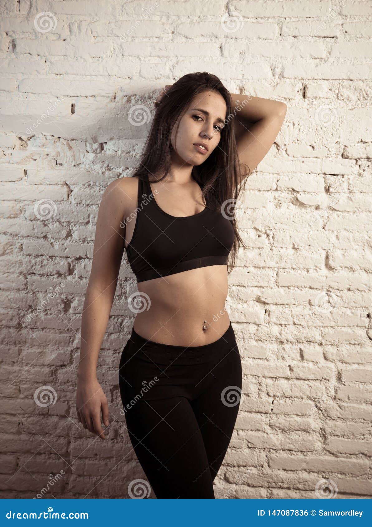 Premium Photo  Wearing sport clothing. dark-skinned woman wearing