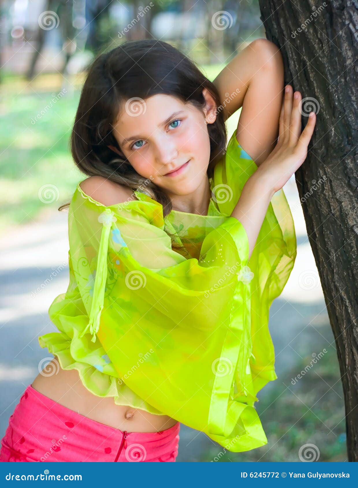 Teenagers: Beauty Teen Girl On Nature - Stock Image 