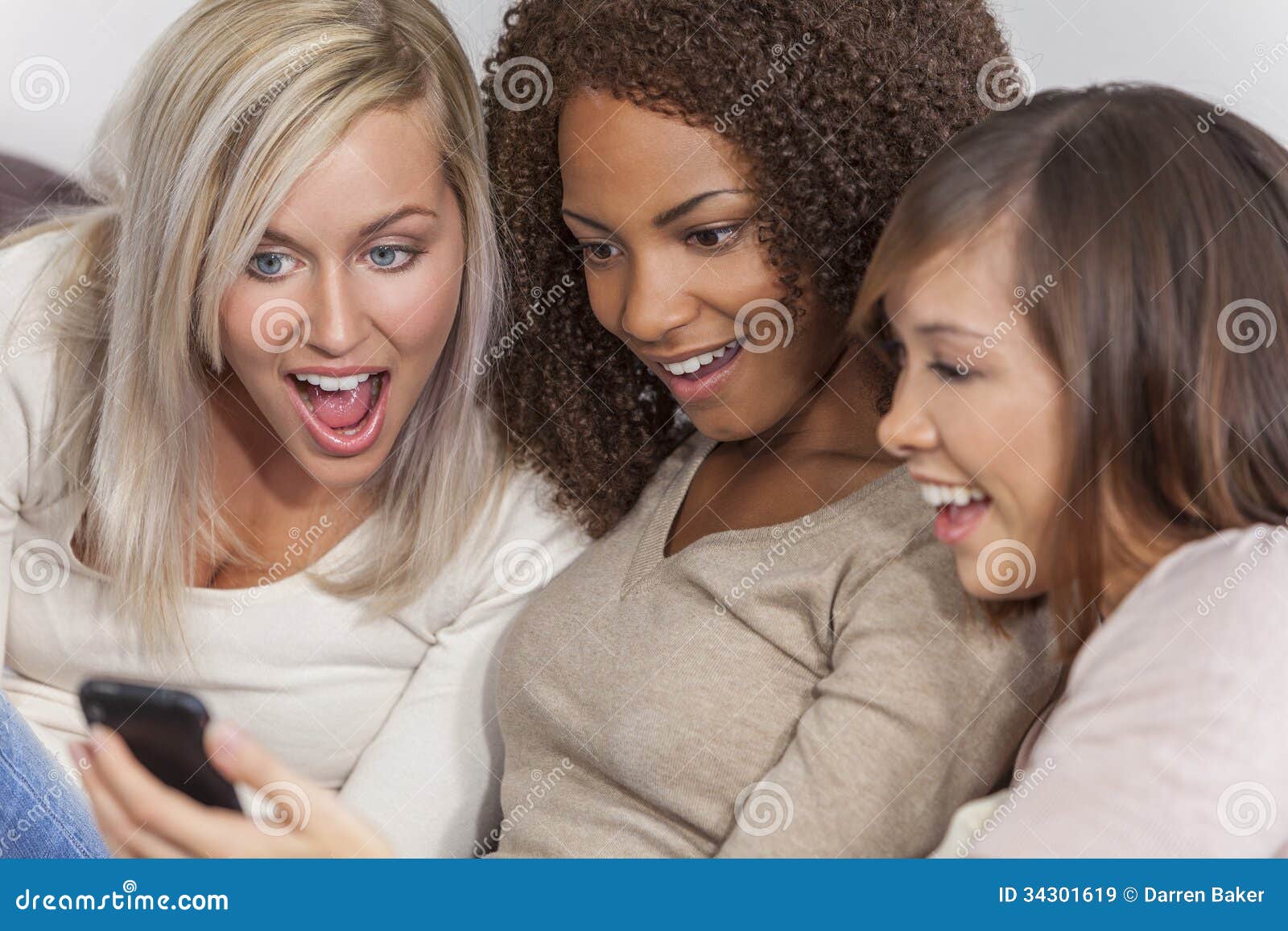 Beaux Amis De Femmes De Groupe Interracial Employant Smartphone Image