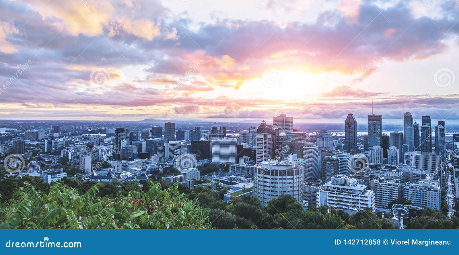 Beaux Ciel Et Lumière De Lever De Soleil Au Dessus De Ville