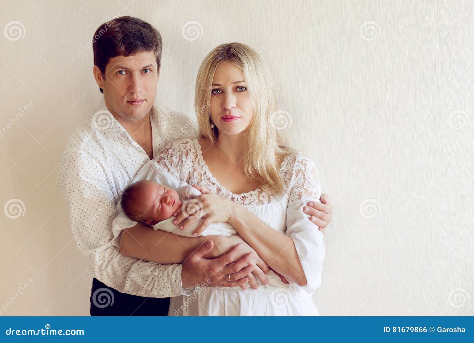 Beaux Couples Dans Des Vetements Blancs Posant Avec Un Bebe Nouveau Ne Dedans Photo Stock Image Du Maison Apprecier