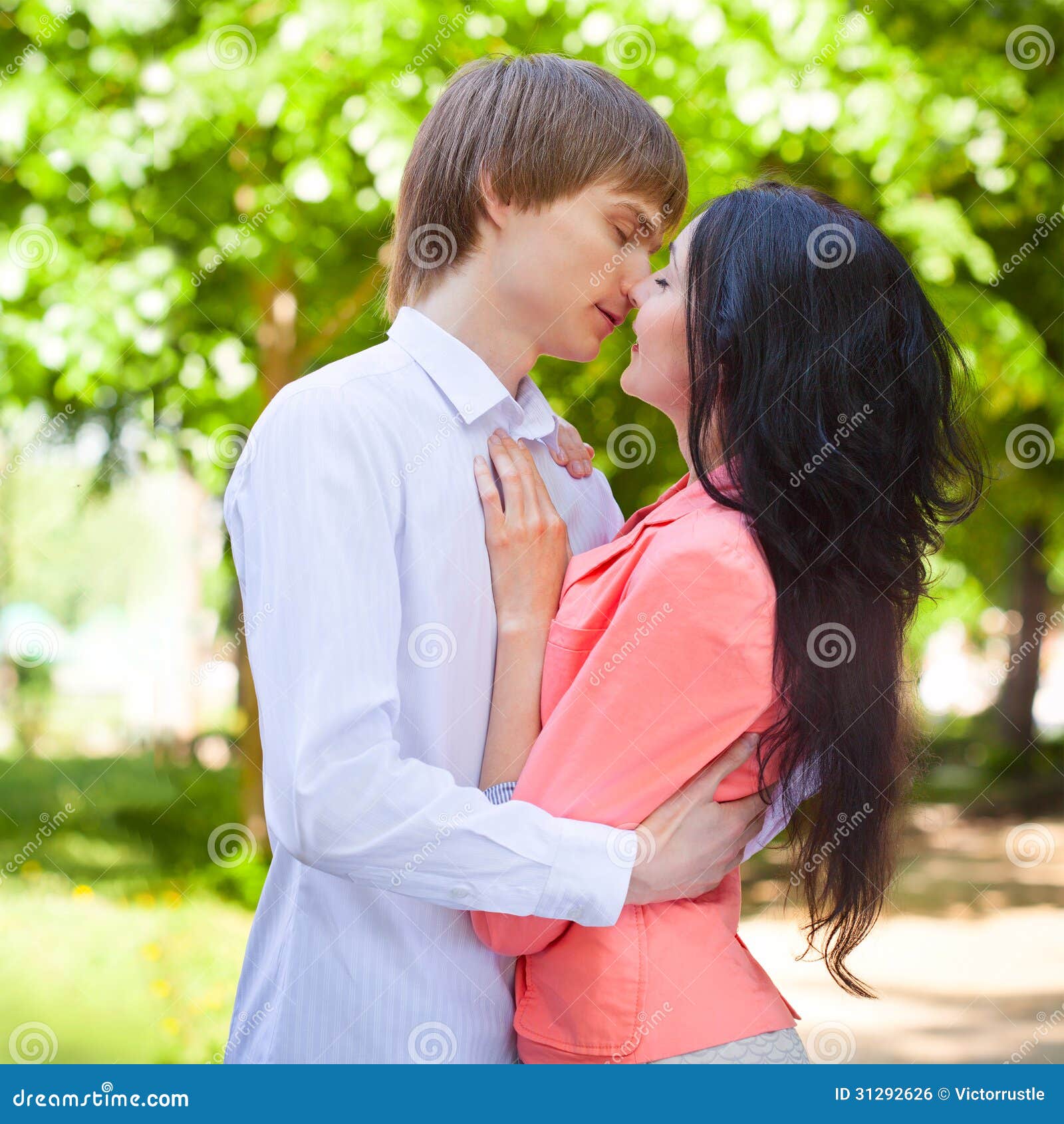 Beaux Jeunes Couples Dans L'amour Photo stock Image du masculin, ensemble 31292626