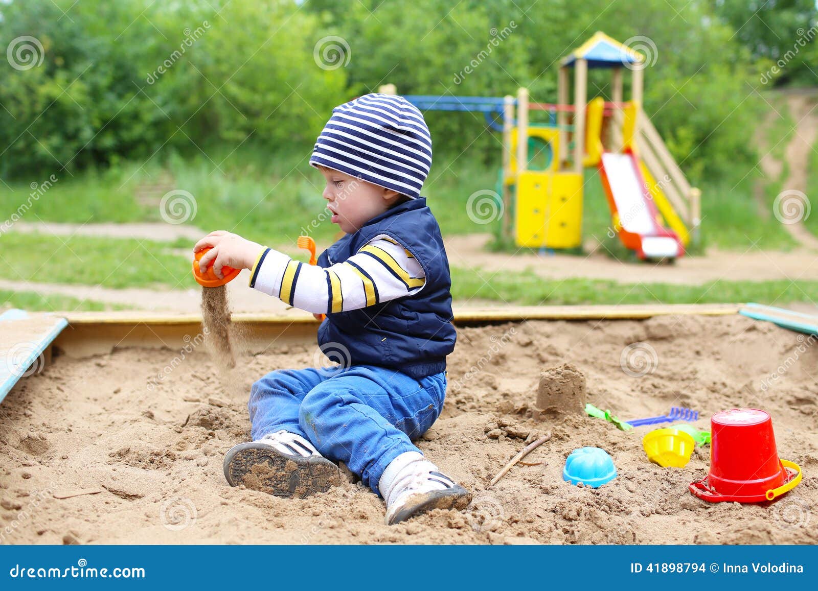 Beaux 21 Mois De Bebe Jouant Avec Le Sable Photo Stock Image Du Cheris Promenade