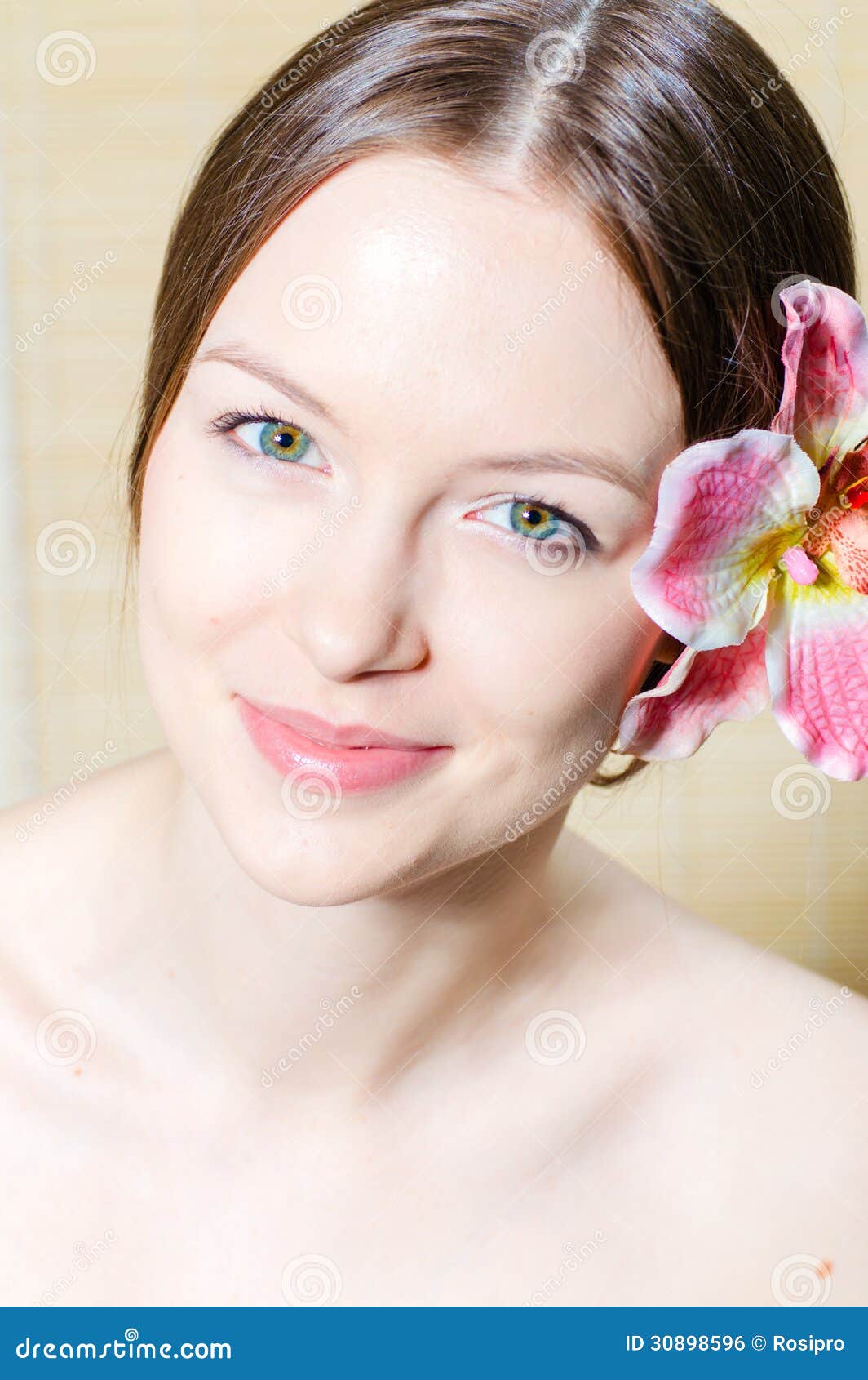 Beaux Visage Et Fleur De Fille. Peau Parfaite. Photo stock - Image du ...