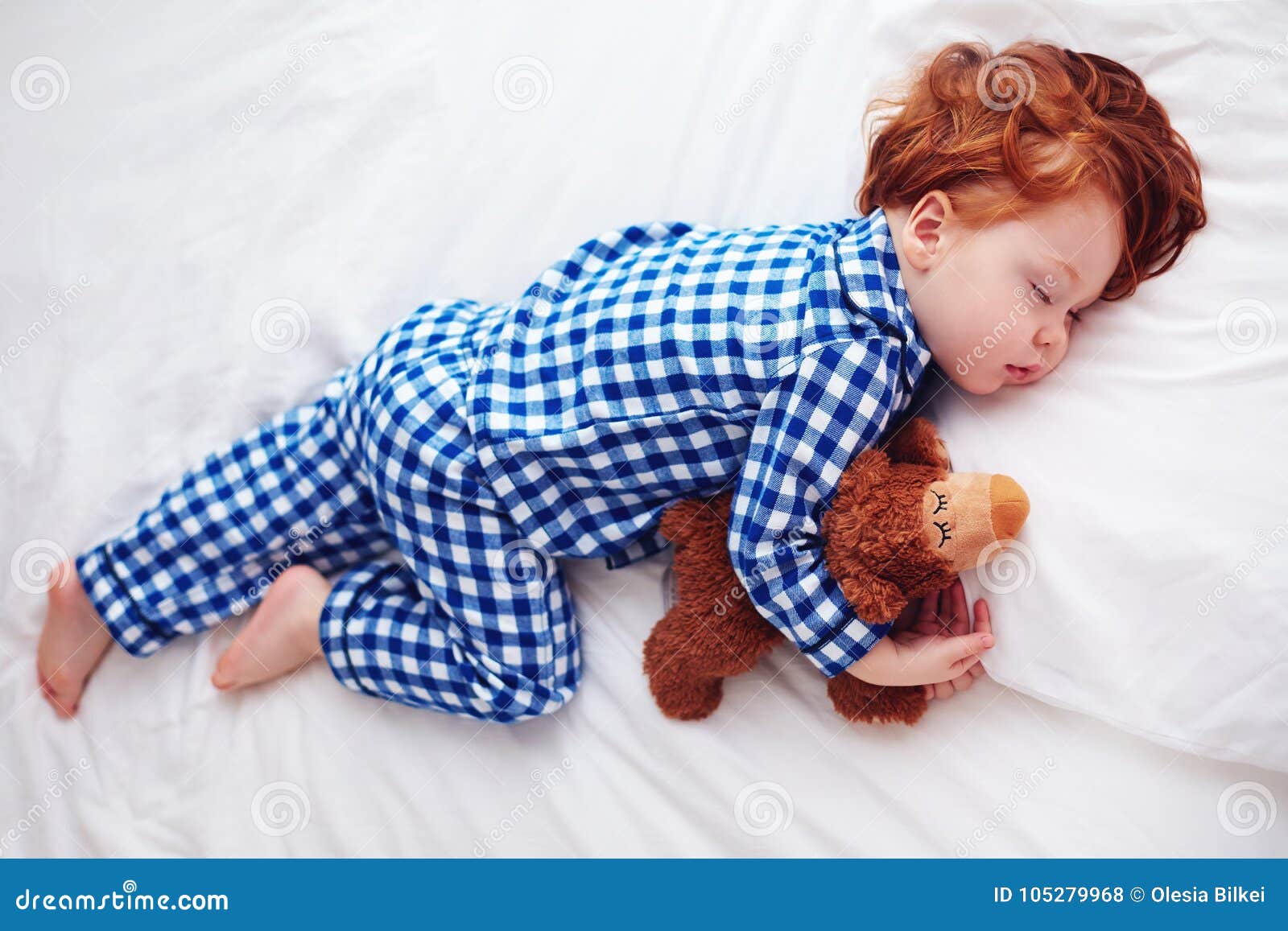 Bebé Adorable Del Niño Del Pelirrojo Que Duerme Con El Juguete De La Felpa En Pijamas De La Franela Foto de archivo - Imagen jengibre, felpa: 105279968
