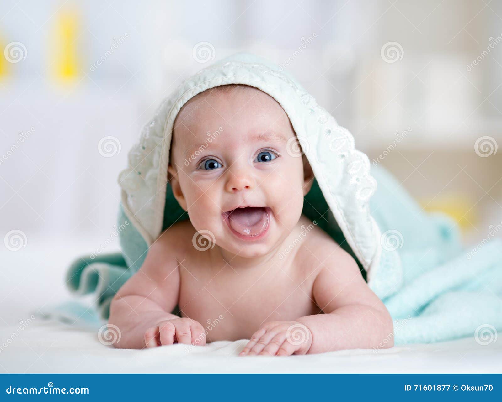 Bebé Adorable Después De La Ducha O De Bañar Imagen de archivo - Imagen de  infancia, cuidado: 71601877