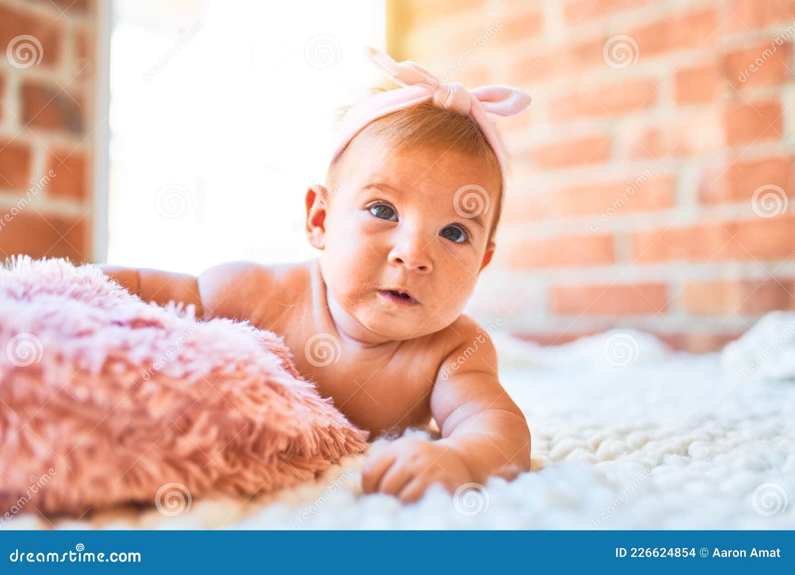 Bebé Adorable Echado Sobre Una Manta En El Suelo En Casa Foto de archivo -  Imagen de rechoncho, belleza: 226624854