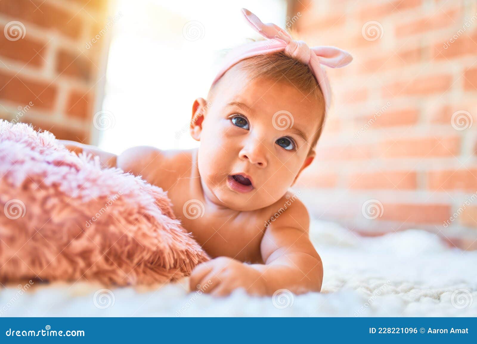 Bebé Adorable Echado Sobre Una Manta En El Suelo En Casa Foto de archivo -  Imagen de comodidad, felicidad: 228221096