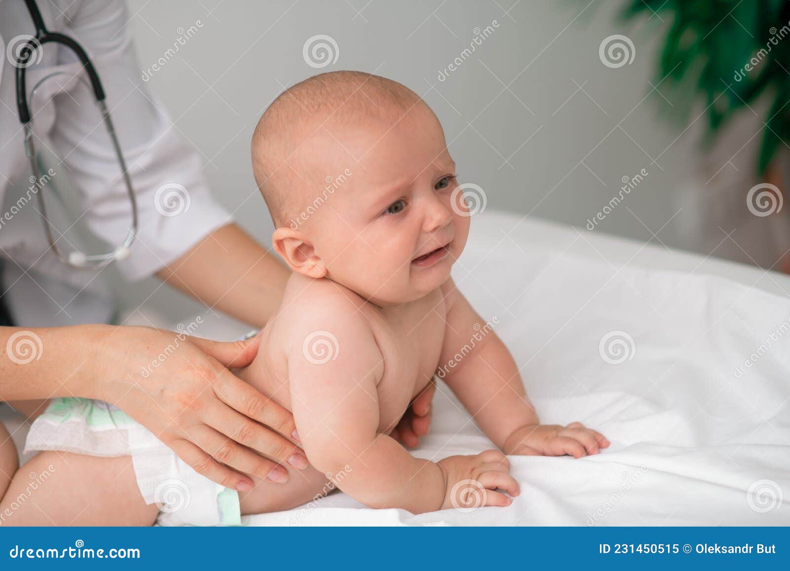 Bebé Asustado Es Examinado Por Un Profesional Sanitario Imagen de archivo -  Imagen de centro, profesional: 231450515