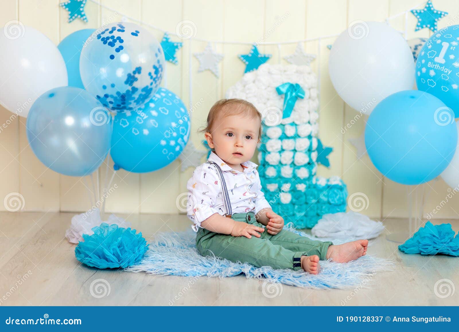 esta ahí Burro Posteridad Bebé Celebra 1 Año Con Pastel Y Globos Feliz Cumpleaños De Niños De La  Infancia Imagen de archivo - Imagen de hermoso, coma: 190128337