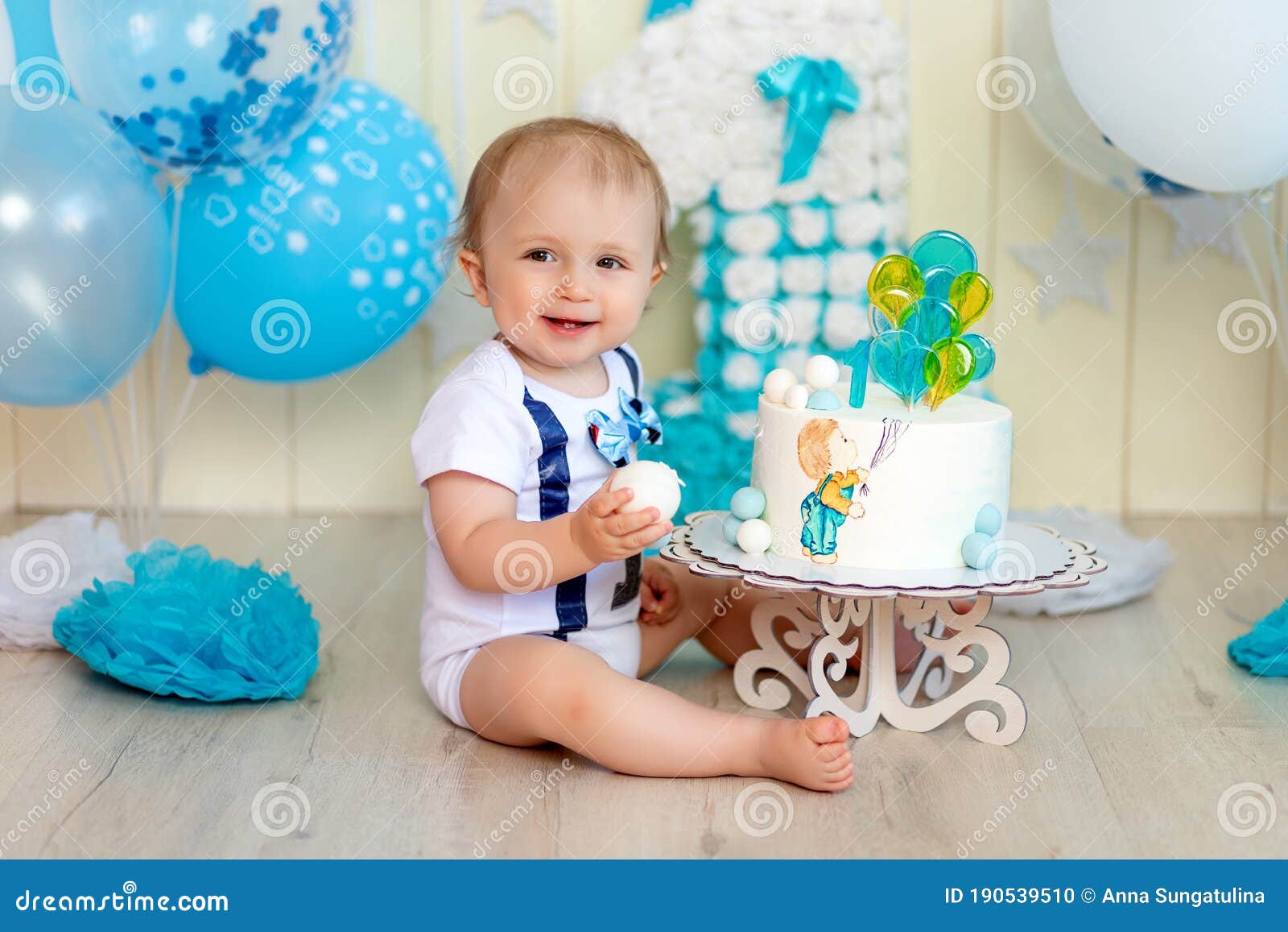 Bebé Celebra 1 Año Con Pastel Y Globos Feliz Cumpleaños De Niños De La  Infancia Foto de archivo - Imagen de felicidad, color: 190539510