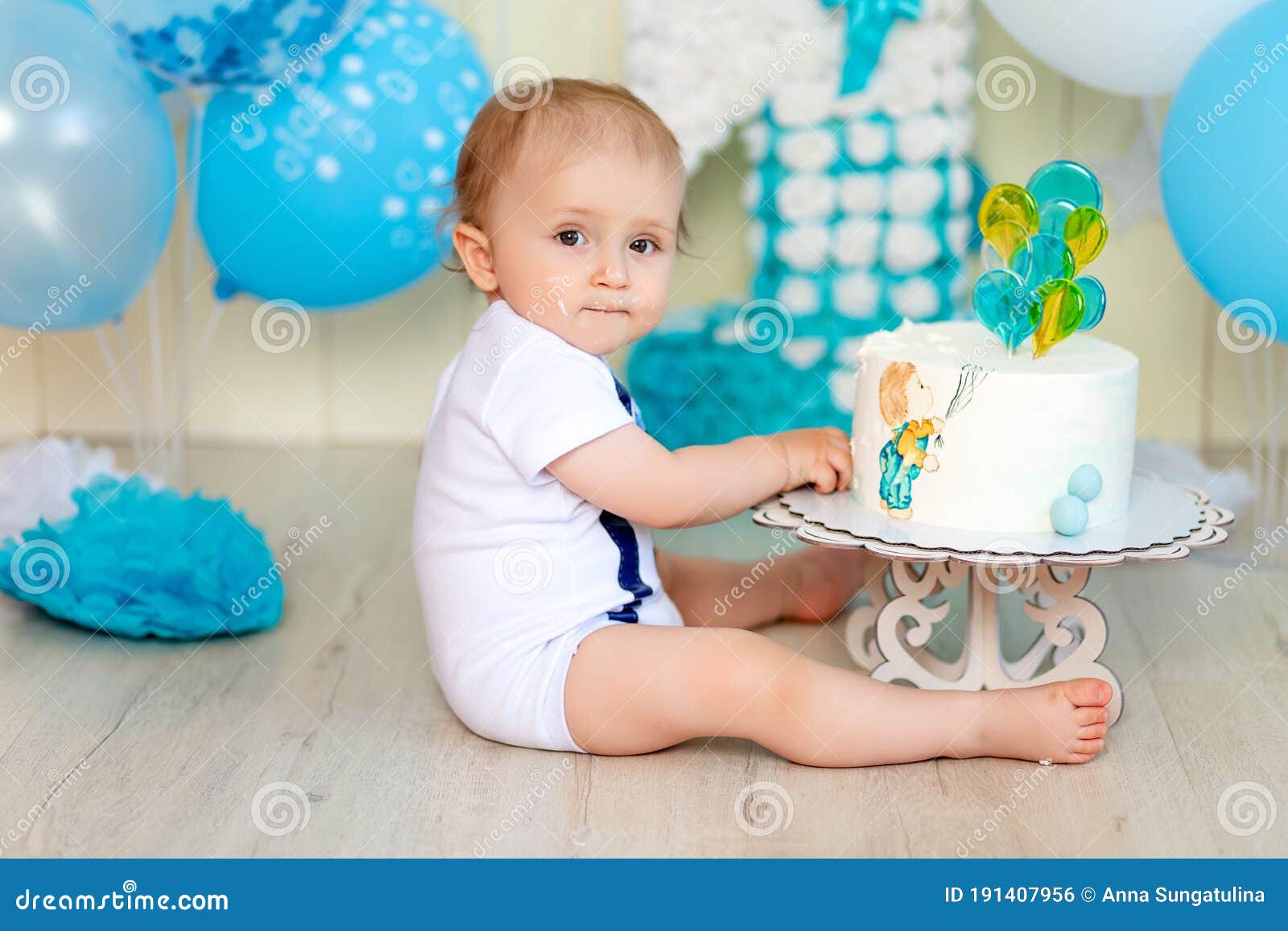 Bebé Celebra 1 Año Con Pastel Y Globos Feliz Cumpleaños De Niños