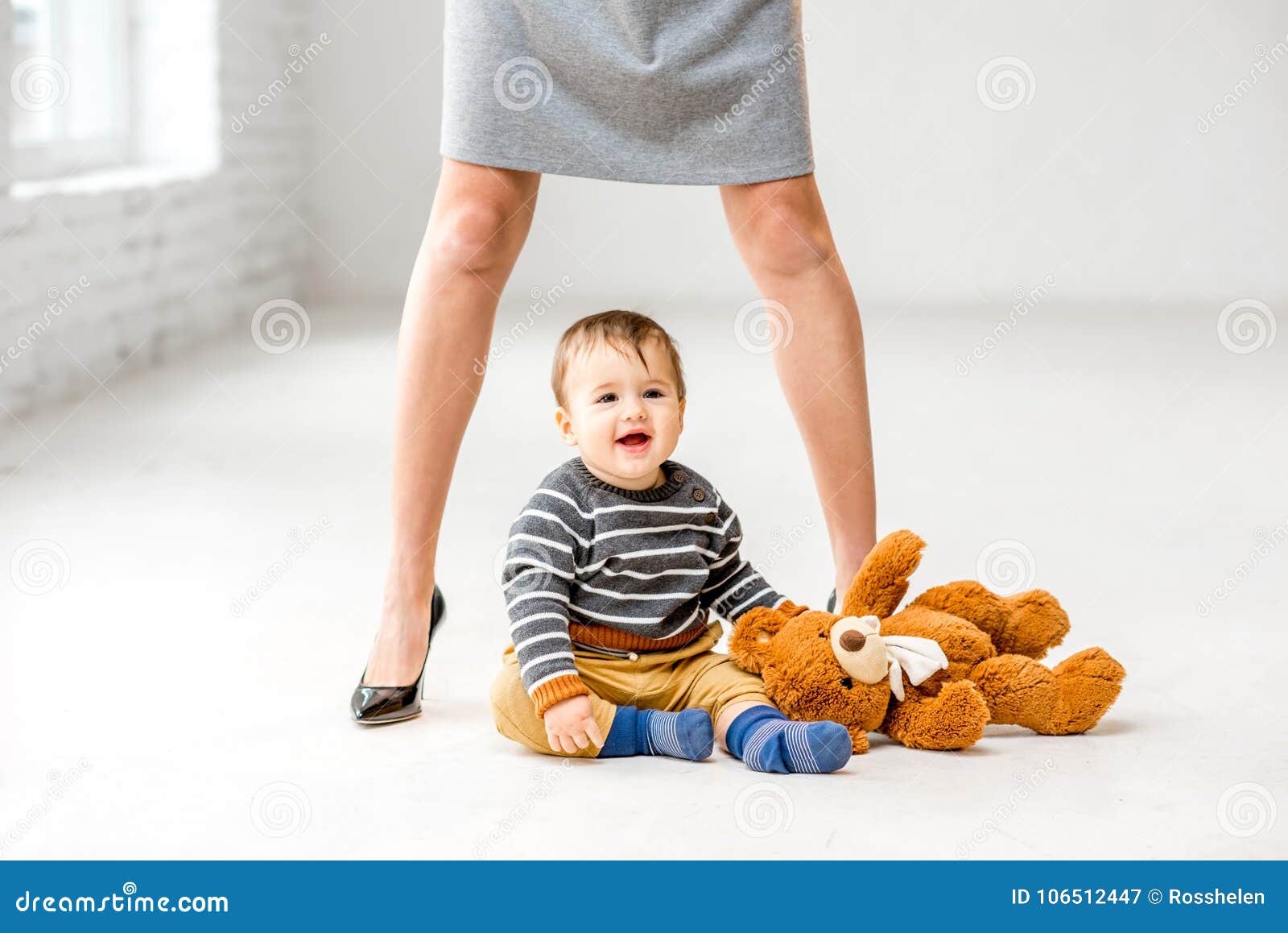 Включи мамочки ноги. Ребенок возле ноги. Мама и малыш возле ног картинки. Ребенок между маминых ног. Ребенок сидит у мамы на ноге.