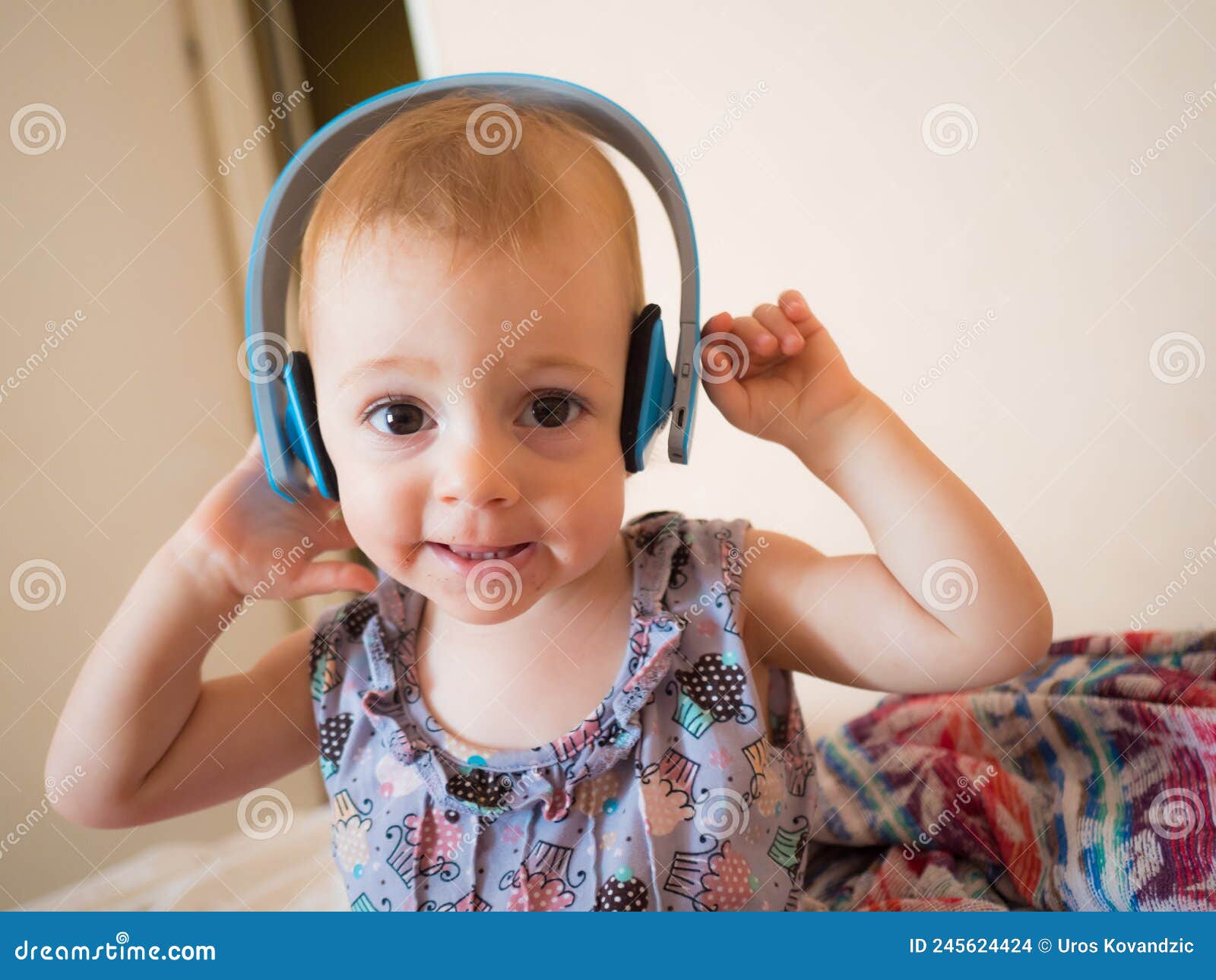 Bebé con auriculares foto de archivo. Imagen de divertido - 245624424