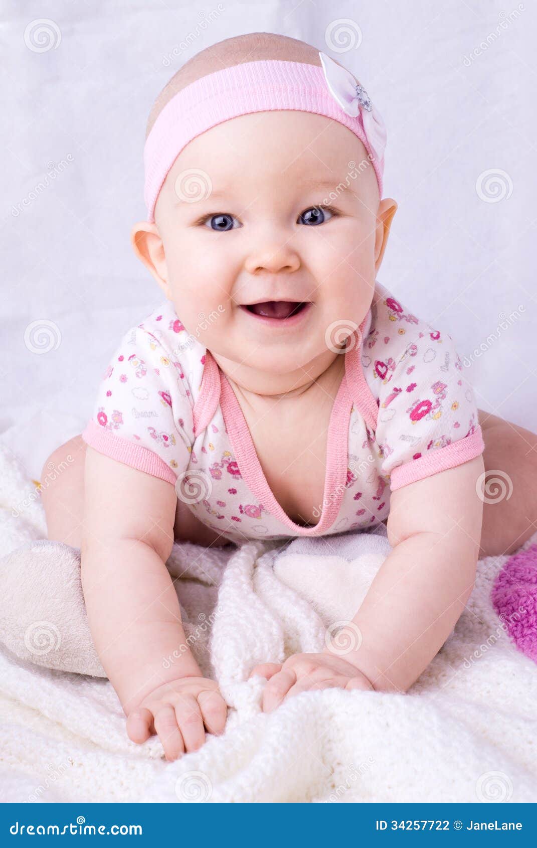 Calcetines Amarillos Del Bebé En Fondo Azul Fotos, retratos