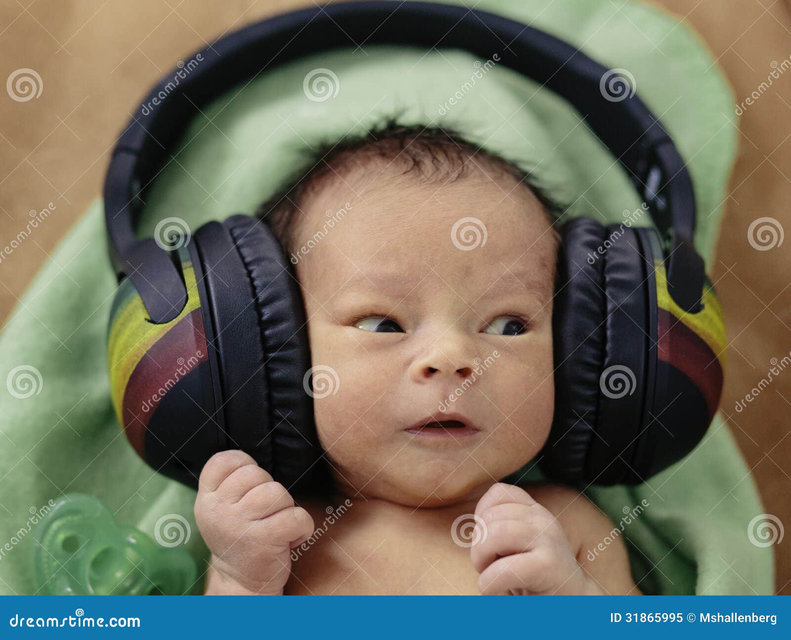 Madison antecedentes Arrastrarse Bebé con los auriculares imagen de archivo. Imagen de reggae - 31865995 Madison antecedentes Arrastrarse Bebé con los auriculares imagen de archivo. Imagen de reggae - 31865995