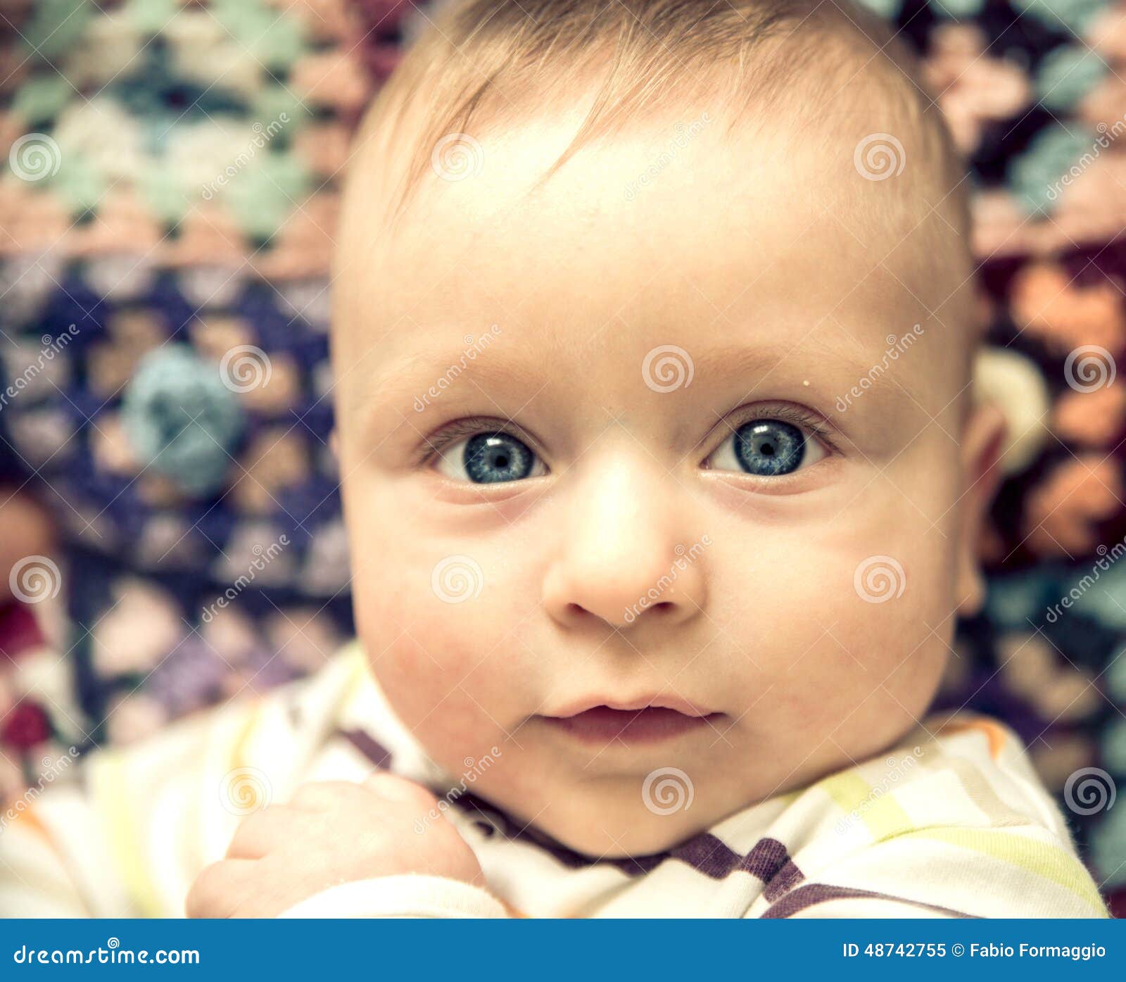 Bebé con los ojos azules imagen de archivo. Imagen de salud - 48742755