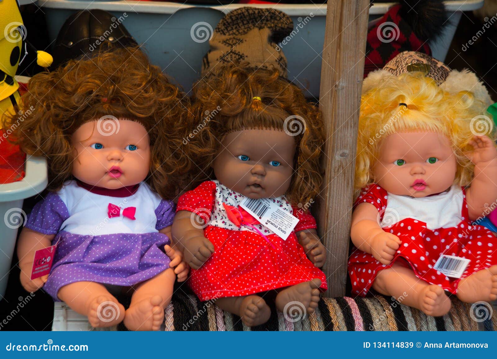 Bebé De La Muñeca Del Juguete, Muchacha De Tres Muñecas En Vestido En El Estante En El Mercado Estambul, Turquía Imagen de archivo editorial - Imagen de muchacha, muñecas: 134114839