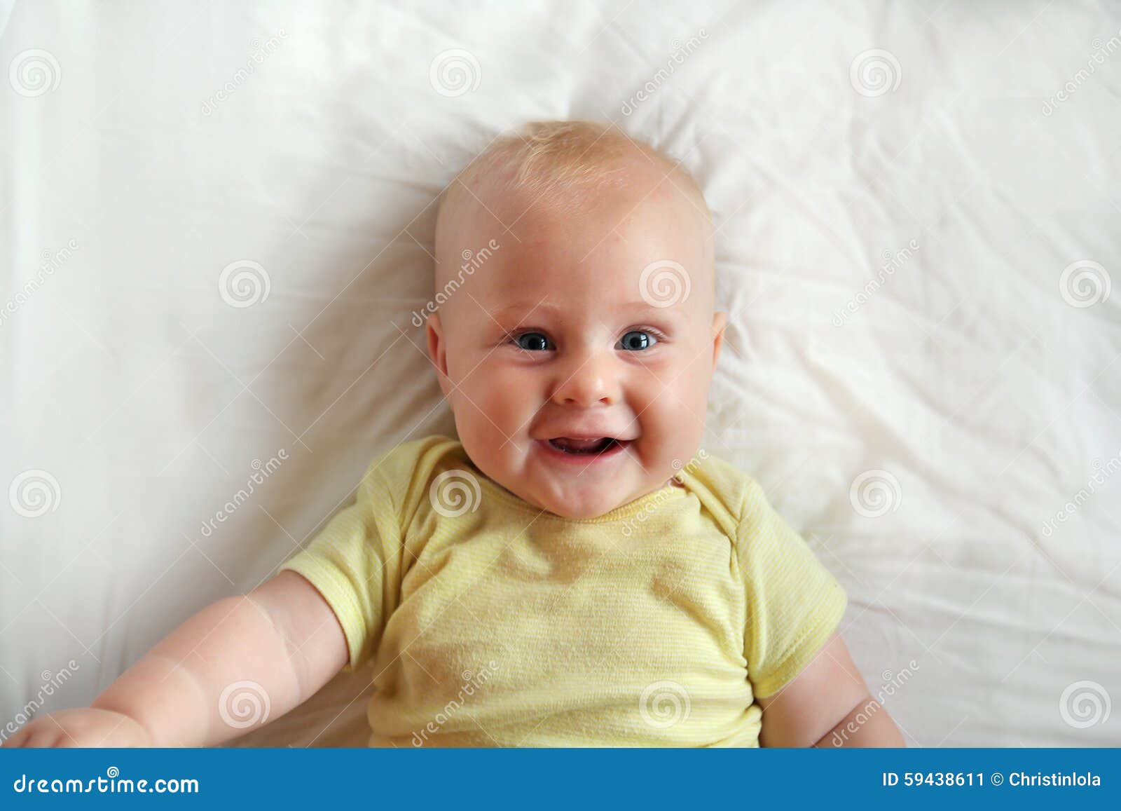 Bebé De 5 Meses Feliz En La Manta Blanca Imagen de archivo - Imagen de  feliz, manta: 59438611