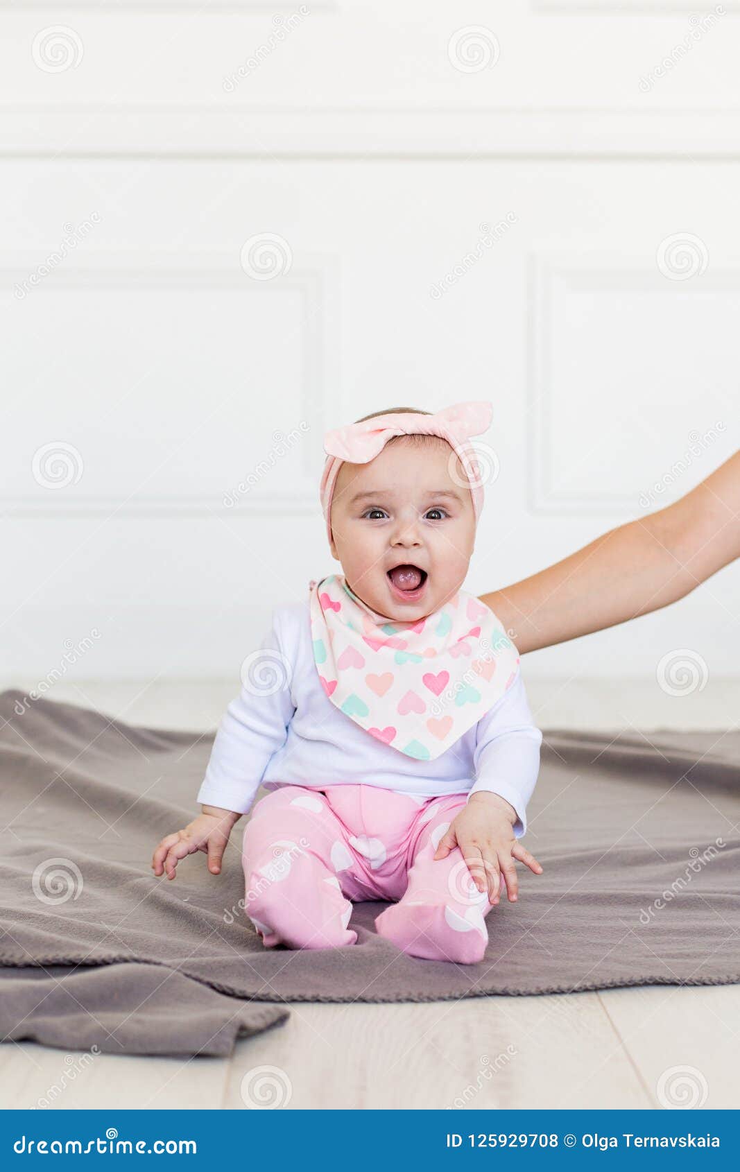 Bebé De 6 Meses Infantil Sonriente Del Bebé Niña Linda En Ropa Moderna Feliz Que Mira La Cámara Foto de archivo - Imagen de cama, persona: 125929708