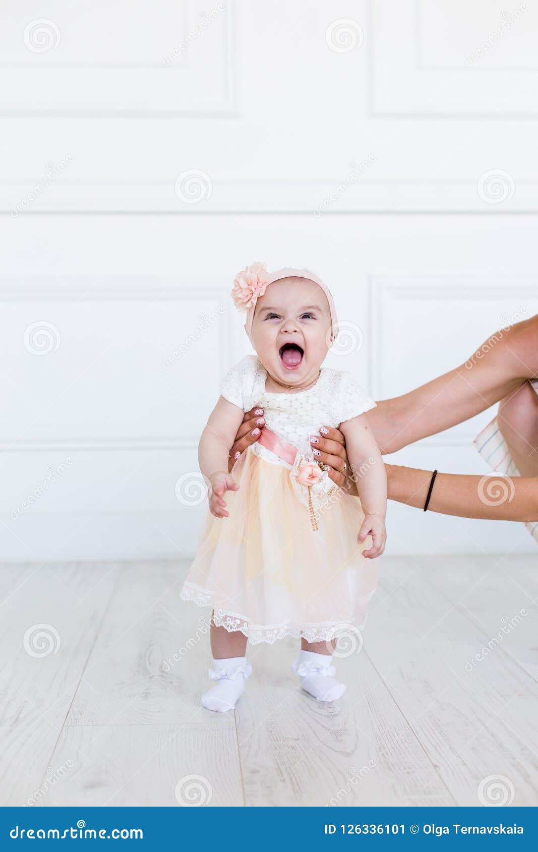 Bebé De 6 Meses Infantil Sonriente Del Bebé Niña Linda En Ropa Moderna Bebé  Feliz Que Mira La Cámara Foto de archivo - Imagen de cama, persona:  125929708