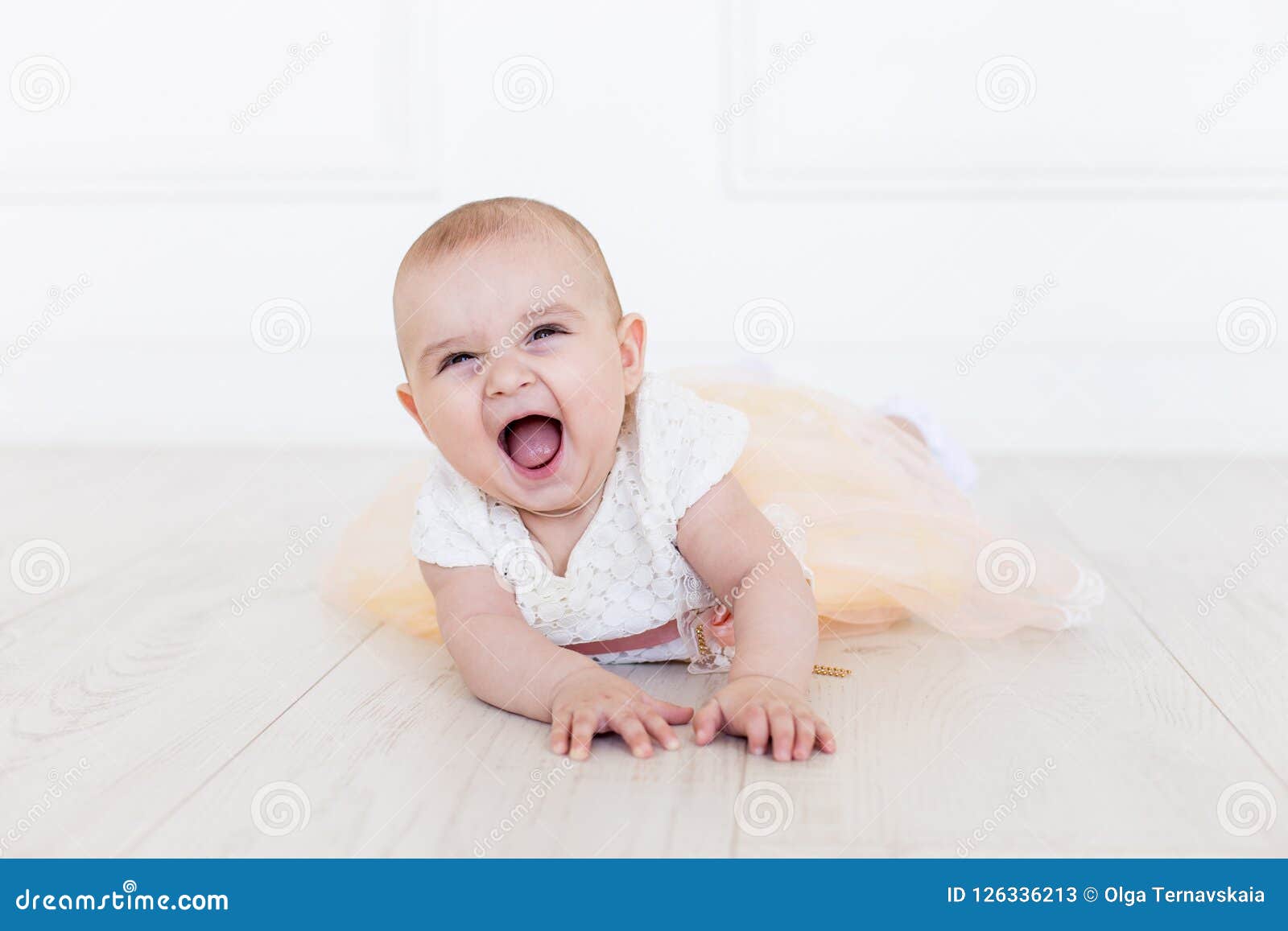 Bebé De 6 Meses Infantil Sonriente Del Bebé Niña Linda En Ropa Moderna Bebé  Feliz Que Mira La Cámara Foto de archivo - Imagen de cama, persona:  125929708