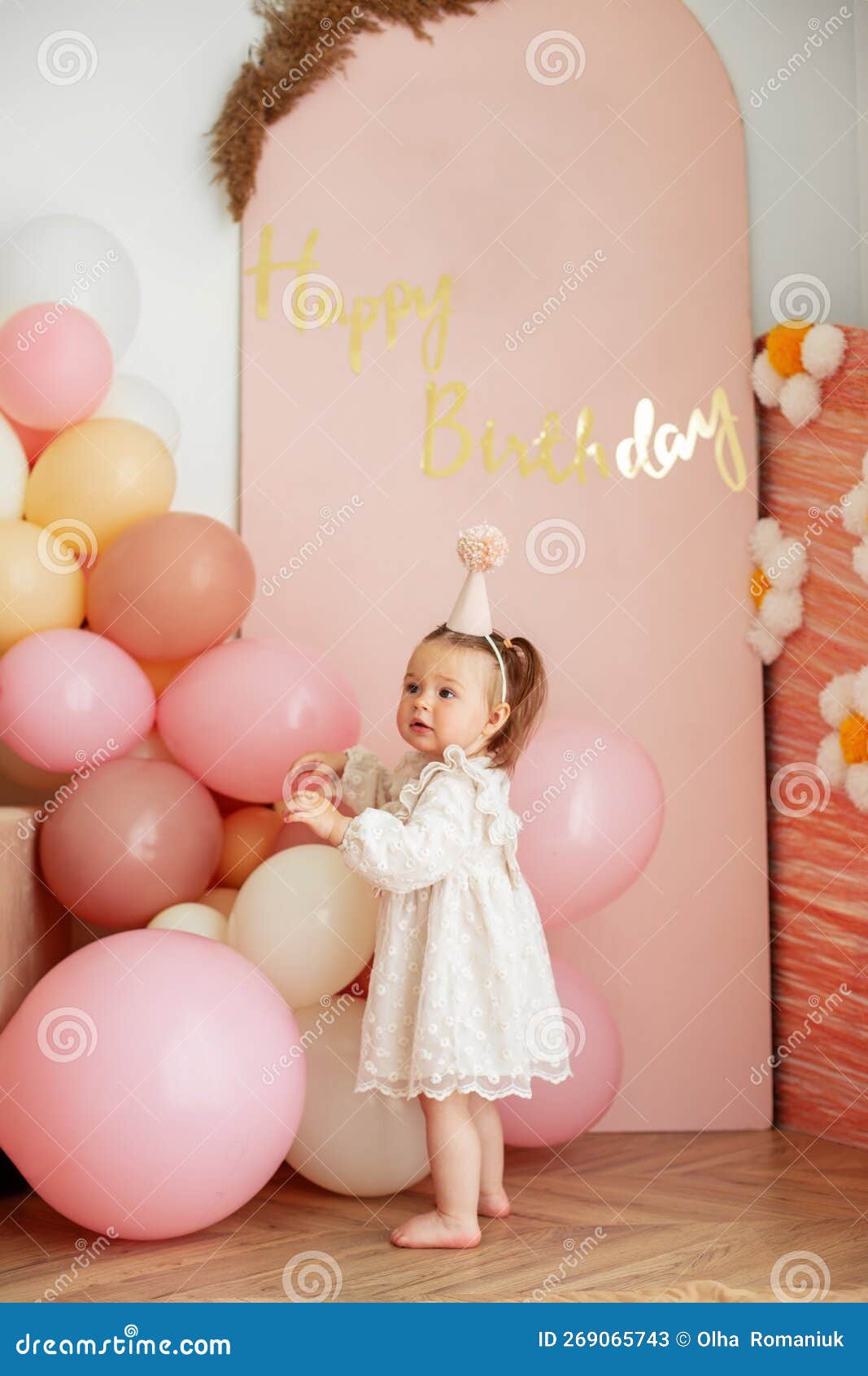 Pequeño Bebé Rubio Dos Años Con Los Globos Grandes Del Rosa Y Blancos En Su  Fiesta De Cumpleaños Foto de archivo - Imagen de interesante, celebre:  130670974