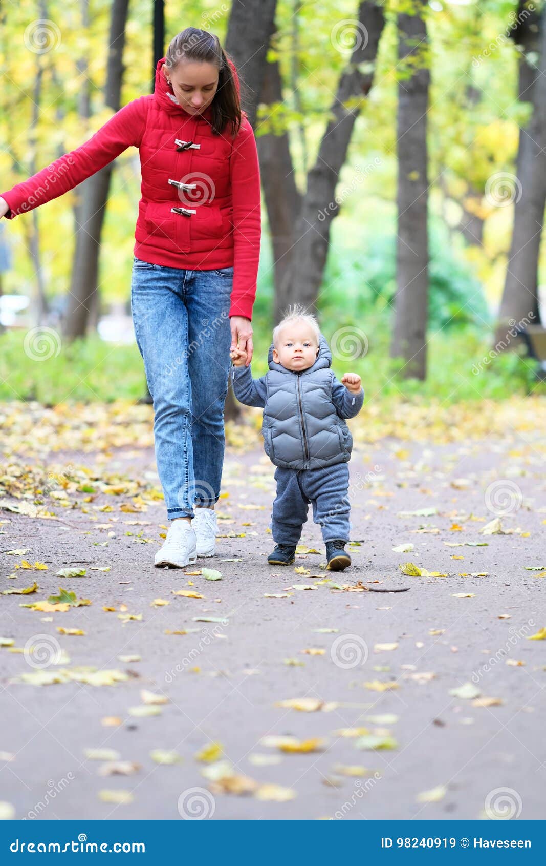 Bebe De Un Ano En Parque Del Otono Que Aprende Caminar Con Su Madre Imagen De Archivo Imagen De Feliz Cubo Bebe De Un Ano En Parque Del Otono Que Aprende Caminar Con Su Madre Imagen De Archivo Imagen De Feliz Cubo