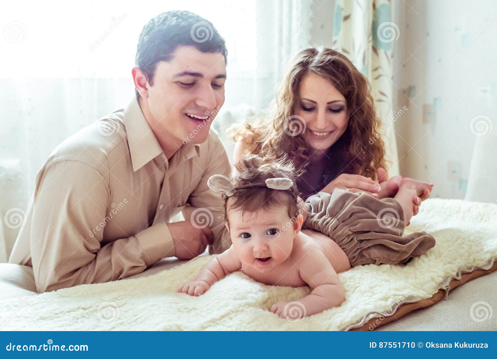 Bebé Desnudo Con Sus Padres Foto de archivo - Imagen de interior, padres:  87551710