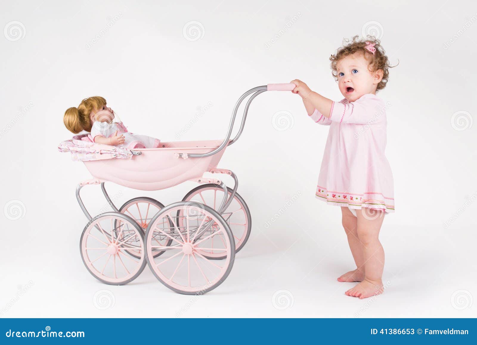 Bebé Divertido Que Camina Con Un Cochecito De La Muñeca Imagen de archivo - Imagen de muñeca, divertido: 41386653