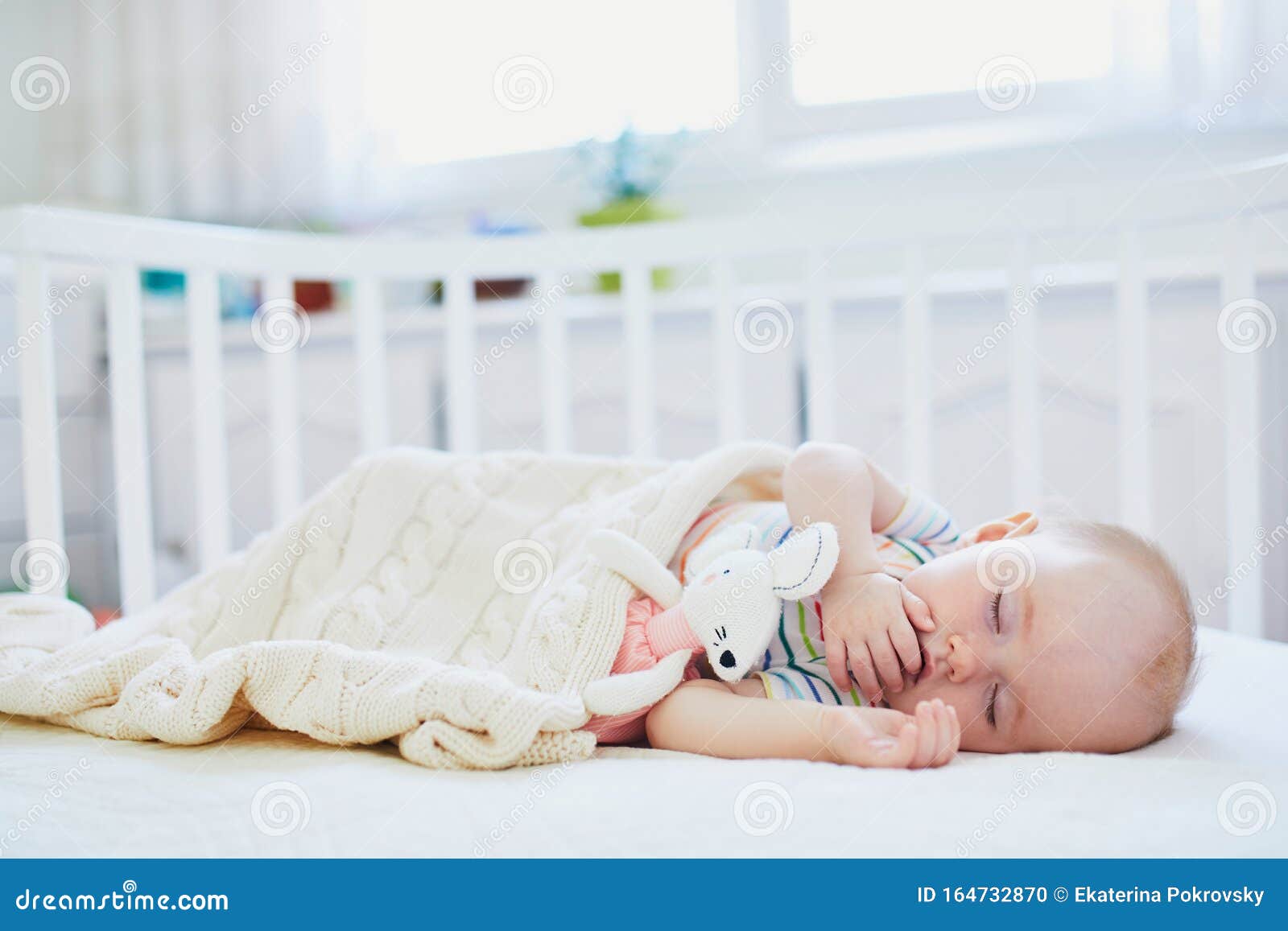 Bebé Durmiendo En Una Cuna Dormir En La Cama De Los Padres Foto de archivo - Imagen de manta, rellenado: 164732870