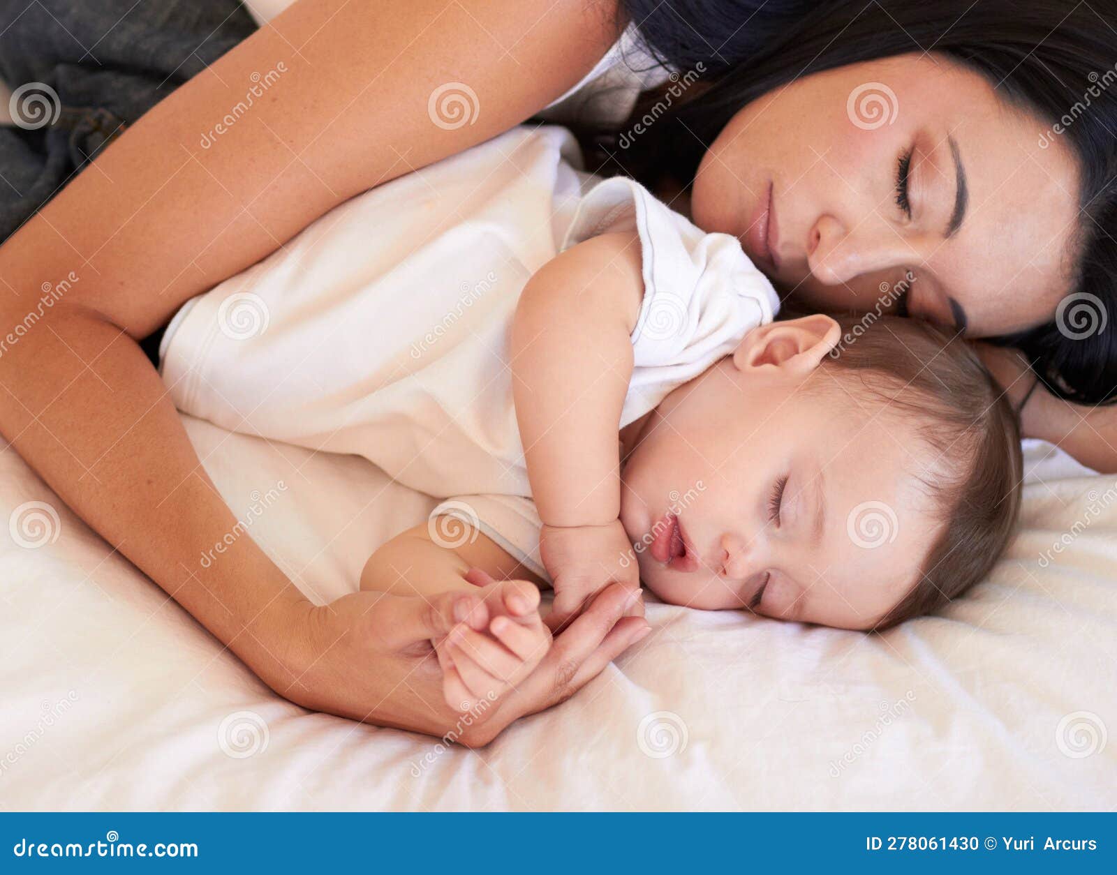 Madre ayudando a su lindo bebé con nebulizador mientras se sienta en la  cama en casa. Concepto de atención de salud Fotografía de stock - Alamy