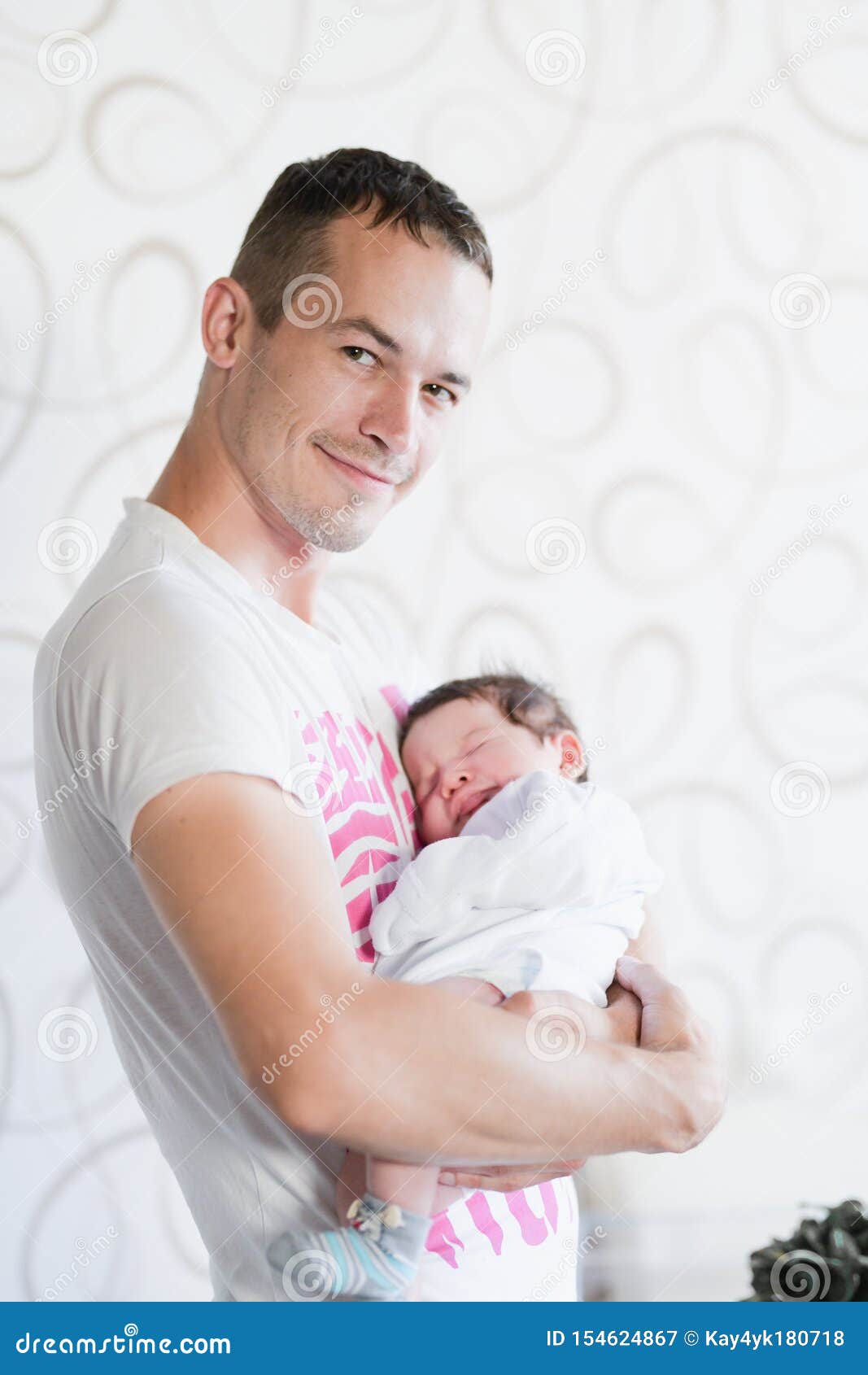 Bebe Recien Nacido En Los Brazos De Su Papa Fotos Libres De Derechos Y Gratuitas De Dreamstime Bebe Recien Nacido En Los Brazos De Su Papa Fotos Libres De Derechos Y Gratuitas De Dreamstime