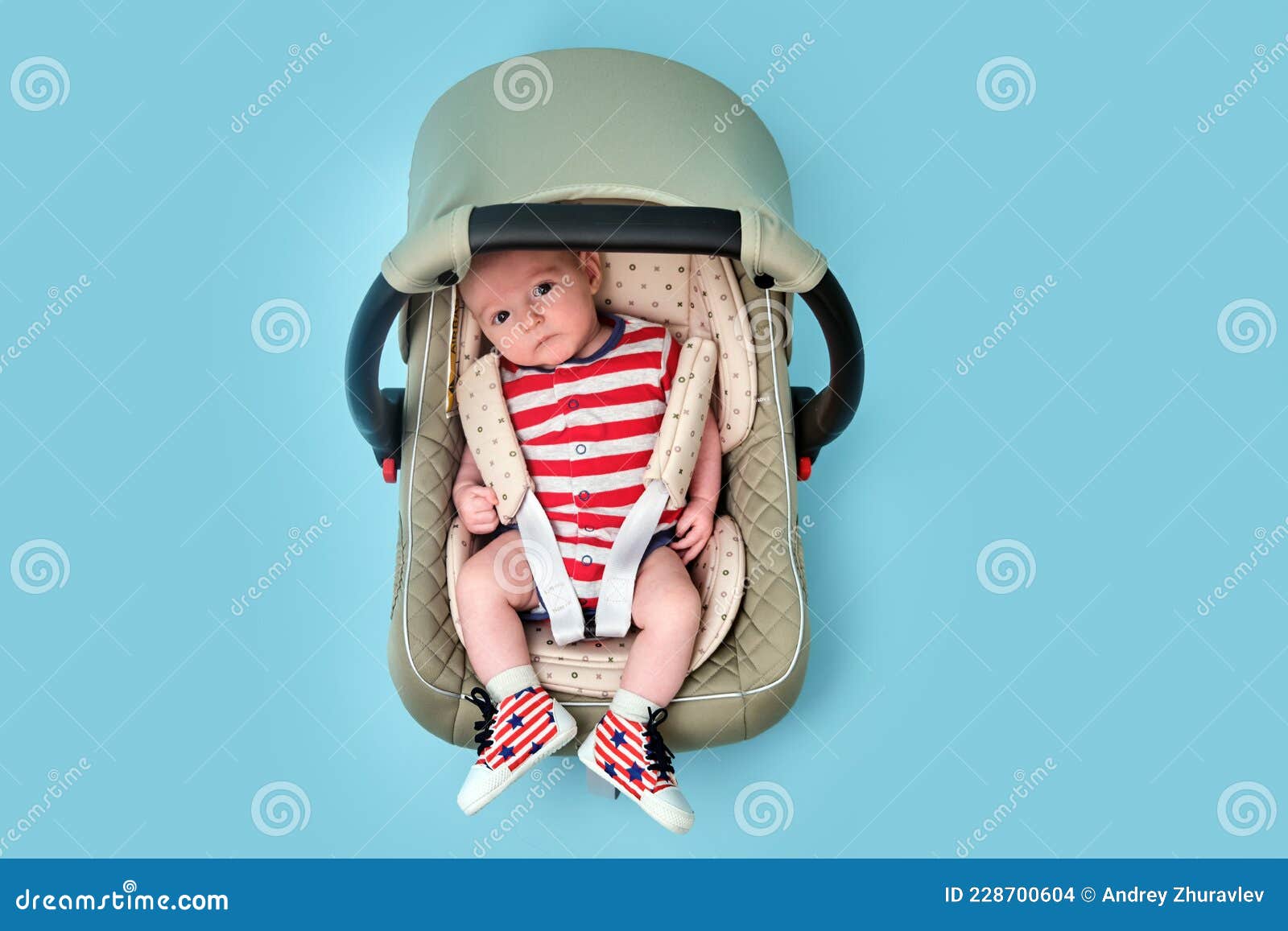 Bebé En Asiento De Bebé Estudio Azul. Niño Vestido Con La De La De Los Estados Unidos En Rojo Y Blanco Foto de archivo - Imagen de resto, aislado: