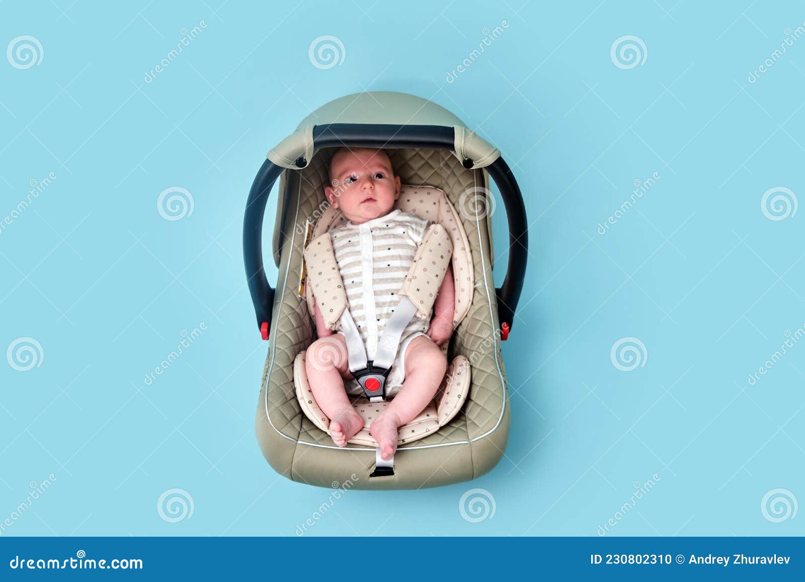 Bebé En Asiento De Bebé En Estudio Azul. Portador Para Transportar a Nacidos En Una Silla Foto de archivo - Imagen de verde, 230802310