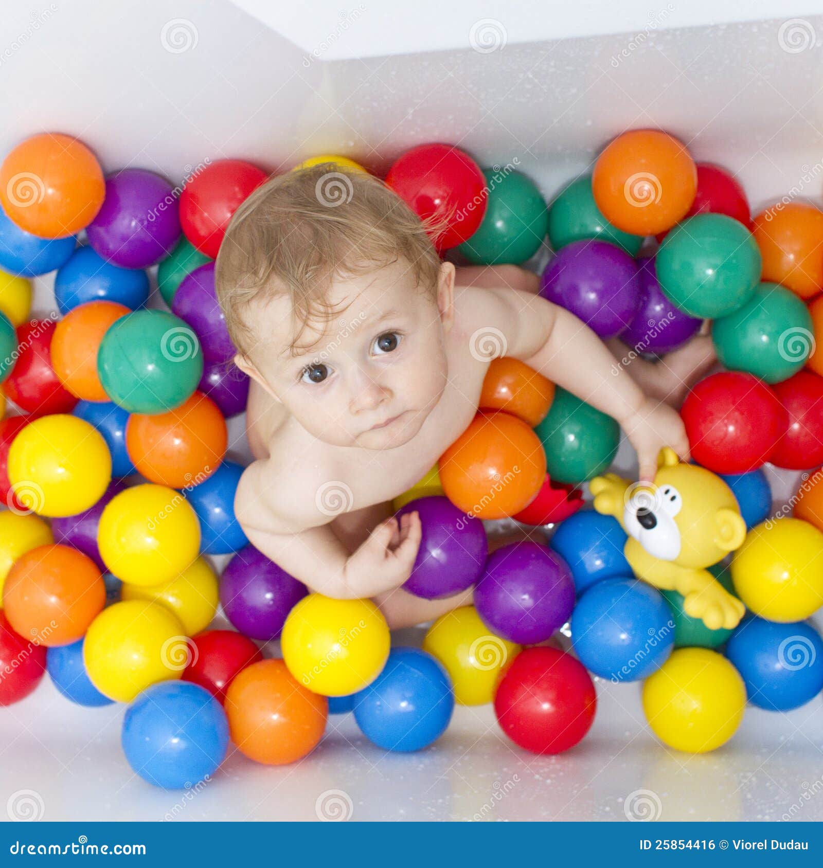 Bebé en bolas foto de archivo. Imagen de juguetes, imagen - 25854416