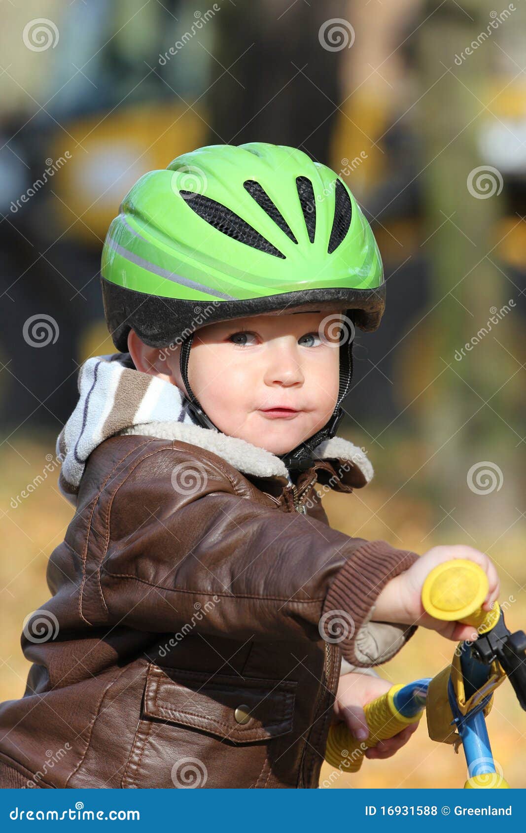 Bebé En Casco Que Aprende Montar En La Bici Foto de archivo - Imagen de  equilibrio, disfrutar: 16931588