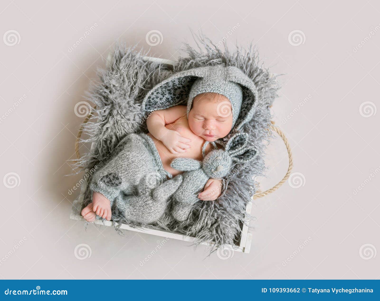 Bebé En Dormir Del Traje Del Conejito Foto de - de divertido, alegre: