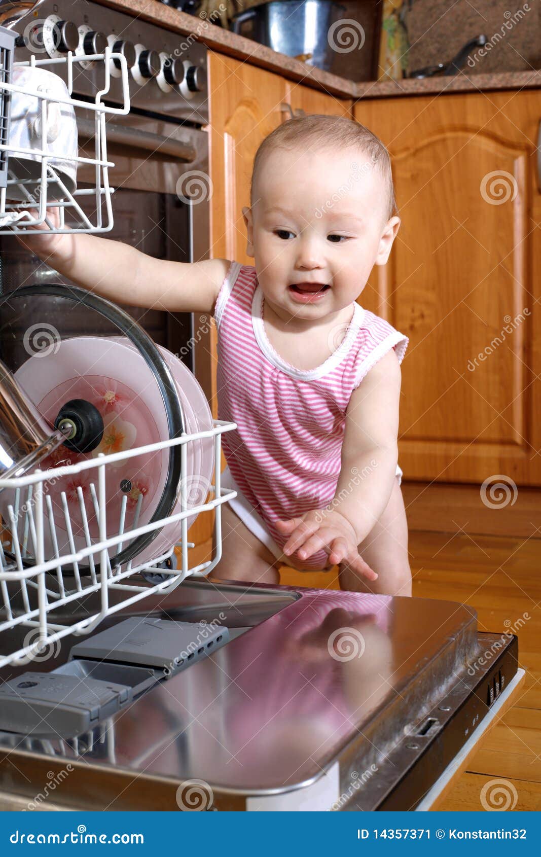 Bebé en el lavaplatos imagen de archivo. Imagen de alegre - 14357371