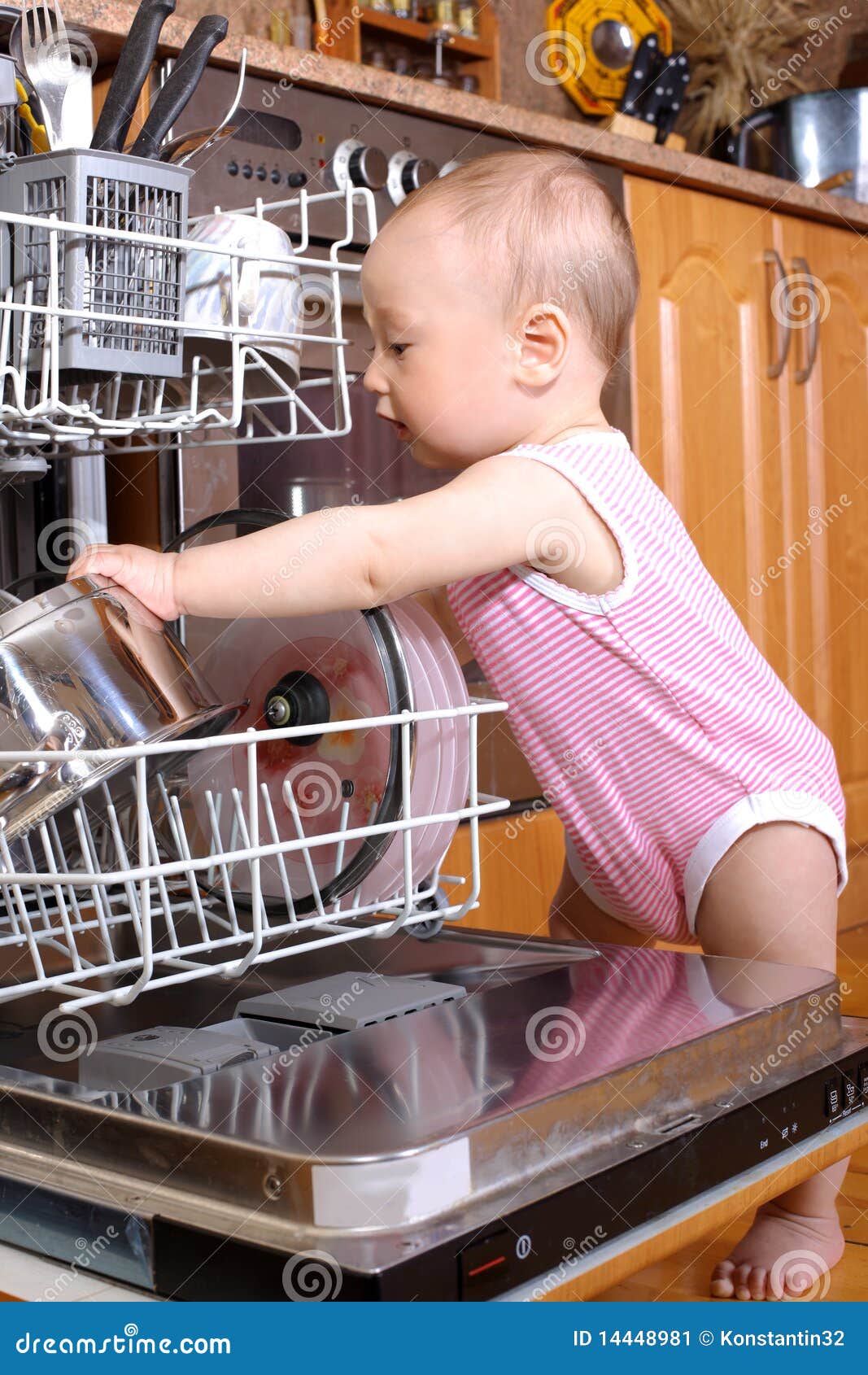 Bebé en el lavaplatos imagen de archivo. Imagen de tareas - 14448981