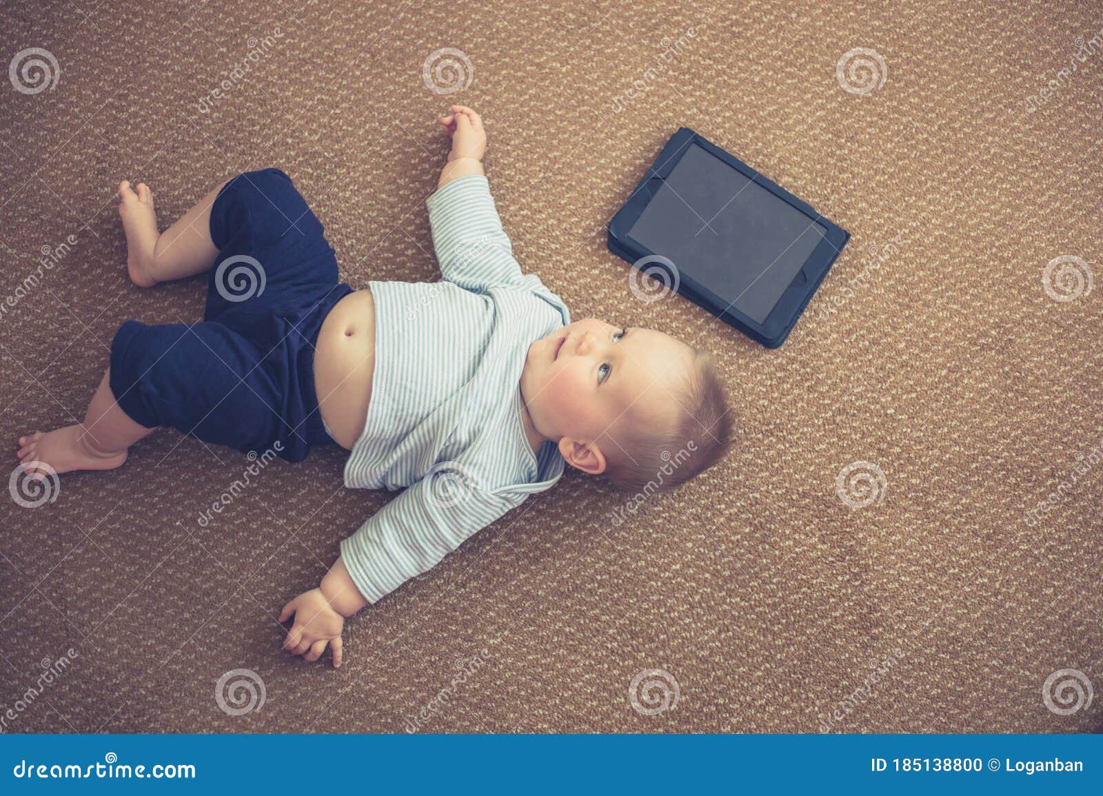 Bebé En El Suelo Con Tablet Foto de archivo - de adorable, ordenador: 185138800