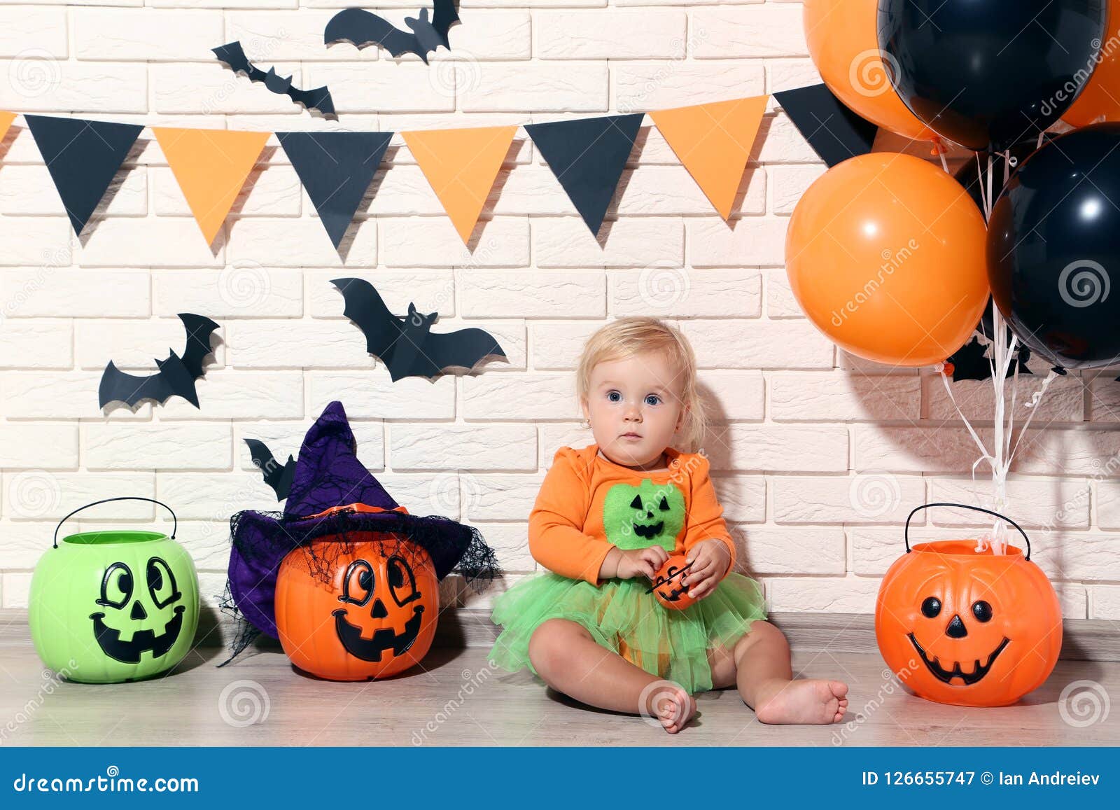Bebé En El Traje De Halloween Imagen de archivo - Imagen de alineada,  fondo: 126655747
