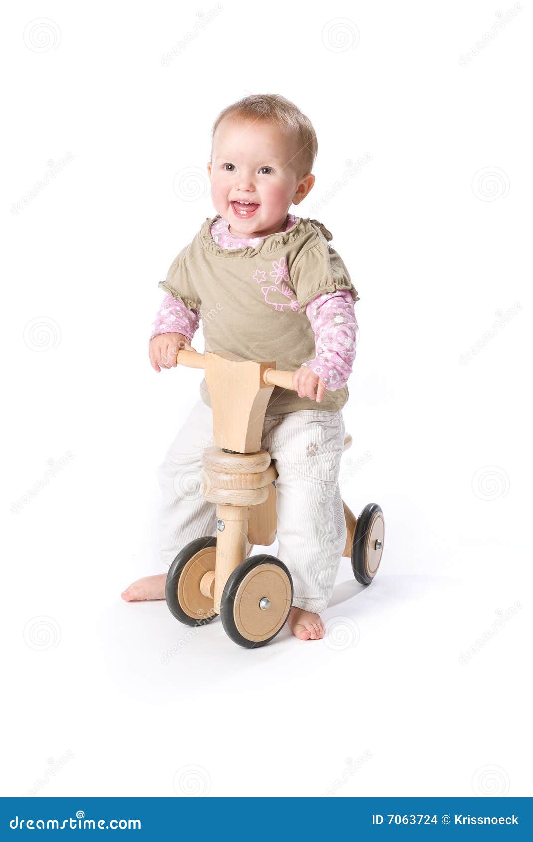 Bebé en la bicicleta foto de archivo. Imagen de hermoso - 7063724