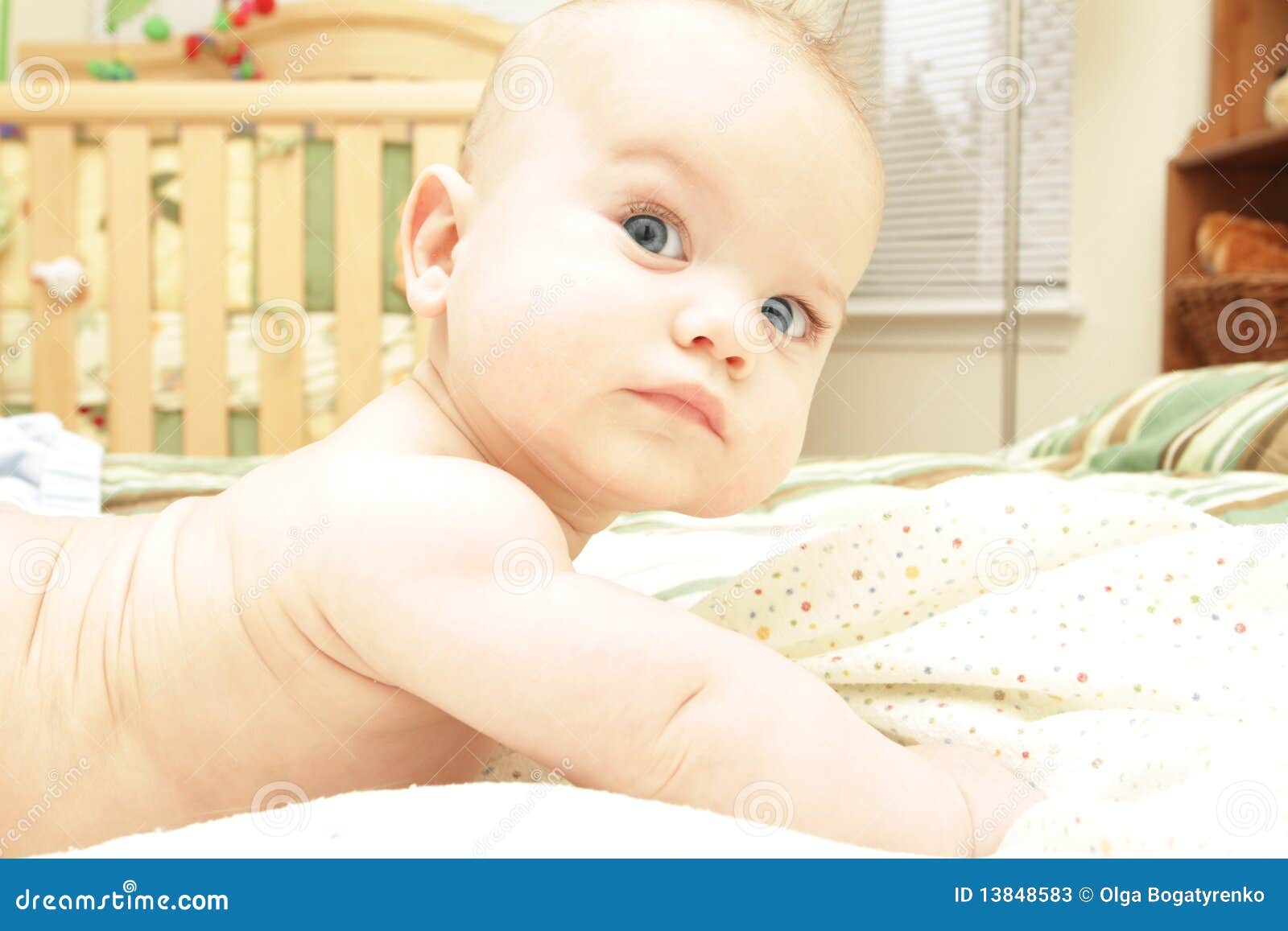 El bebé de cinco meses está acostado sobre una manta ligera en el  dormitorio vista superior de un niño encantador