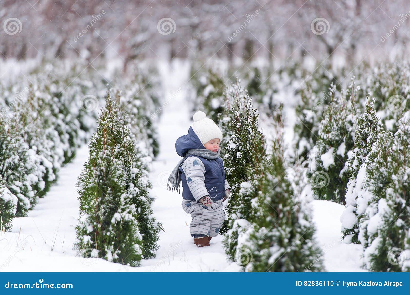 Bebé En Mono De Nieve Caliente Que Camina En El Parque Del Invierno Con Una  Nieve Blanca Foto de archivo - Imagen de fila, grupo: 82836110