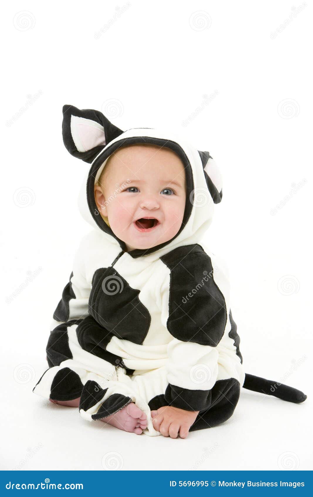 Ceder el paso Correspondiente deuda Bebé en traje de la vaca imagen de archivo. Imagen de mirando - 5696995