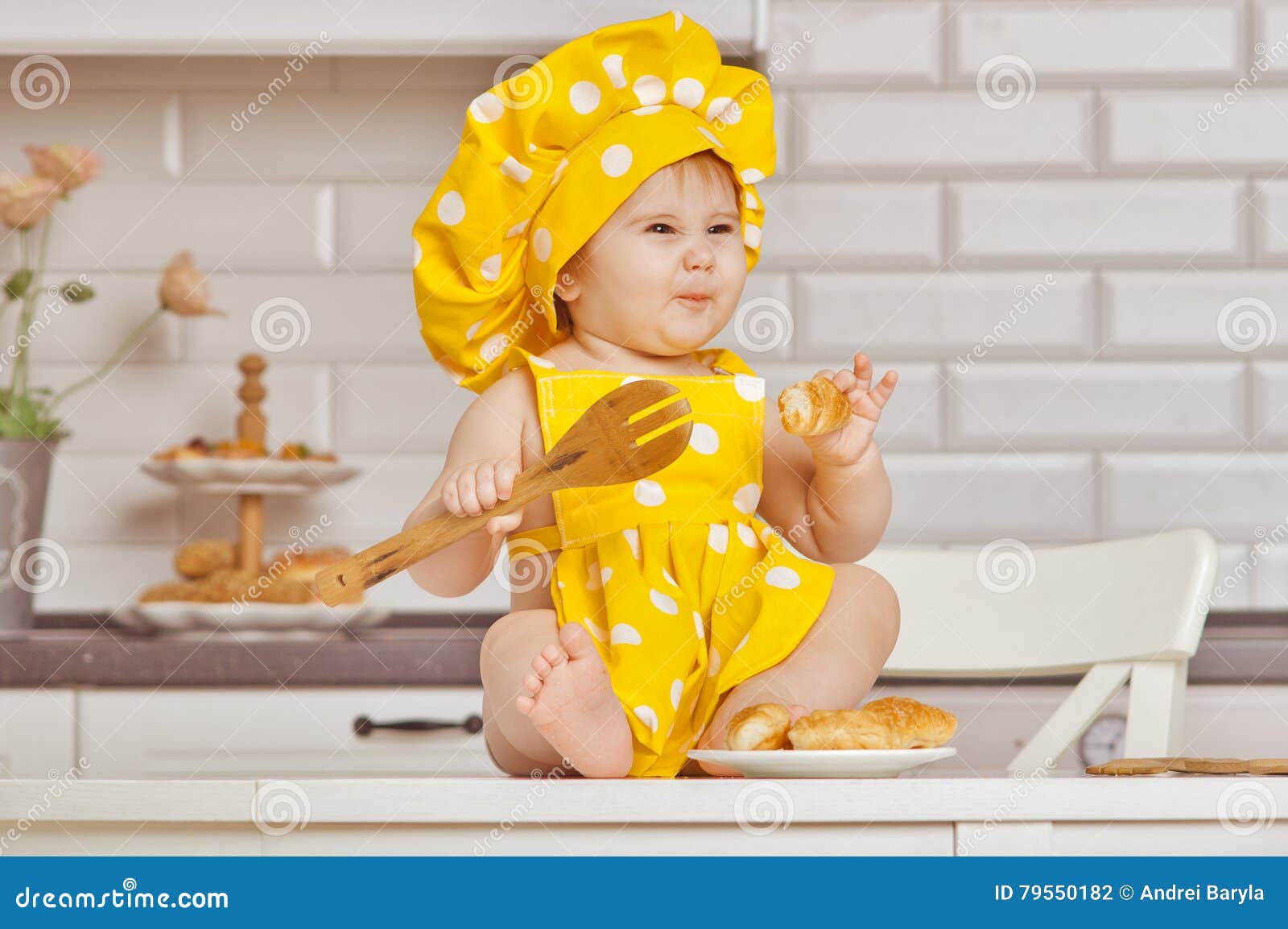 Bebé En Un Amarillo, Traje Manchado Del Cocinero Foto de archivo - Imagen  de hermoso, lindo: 79550182
