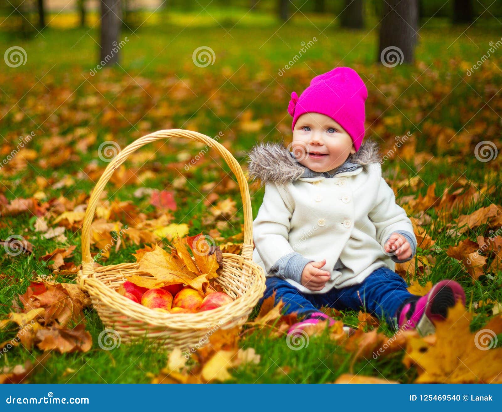 Bebe Feliz Al Aire Libre En El Parque Del Otono Foto De Archivo Imagen De Afuera Infancia Bebe Feliz Al Aire Libre En El Parque Del Otono Foto De Archivo Imagen De Afuera Infancia