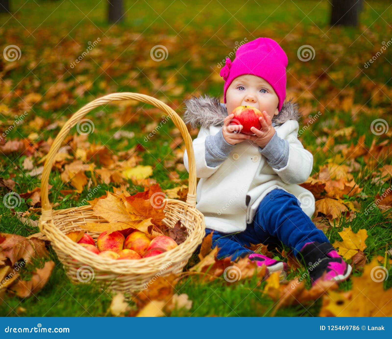 Bebe Feliz Al Aire Libre En El Parque Del Otono Foto De Archivo Imagen De Cesta Parque Bebe Feliz Al Aire Libre En El Parque Del Otono Foto De Archivo Imagen De Cesta Parque